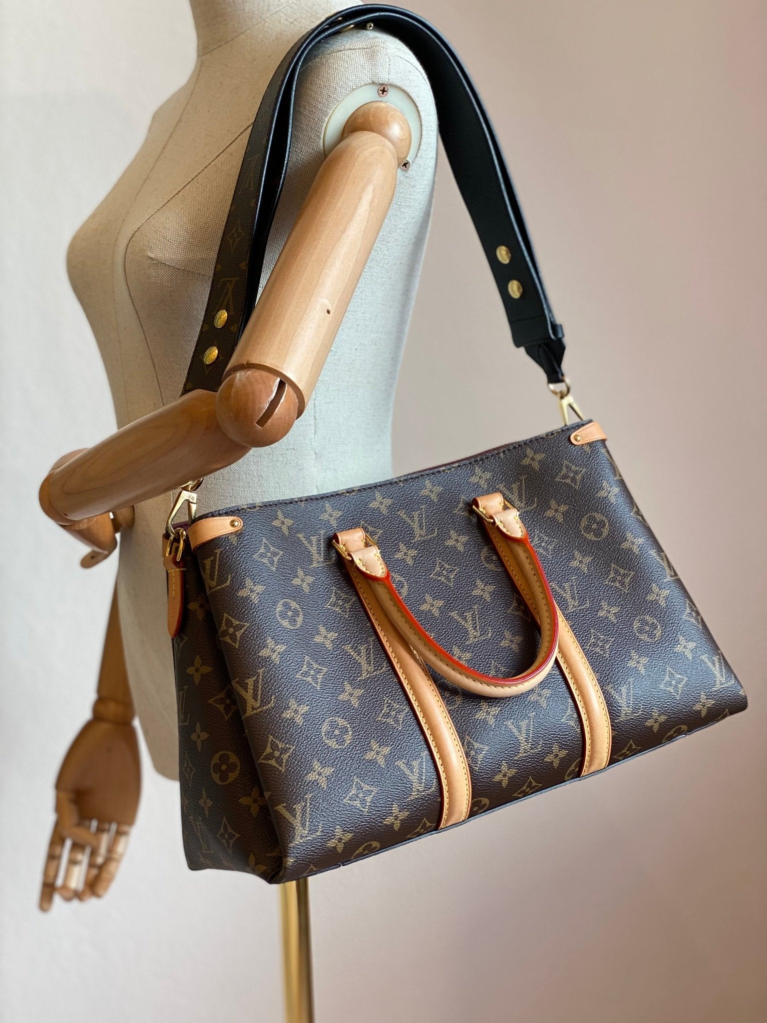 LOUIS VUITTON Soufflot MM Monogram Canvas mit Schulterriemen - Clutch & Macarons - Clutch & Macarons - 