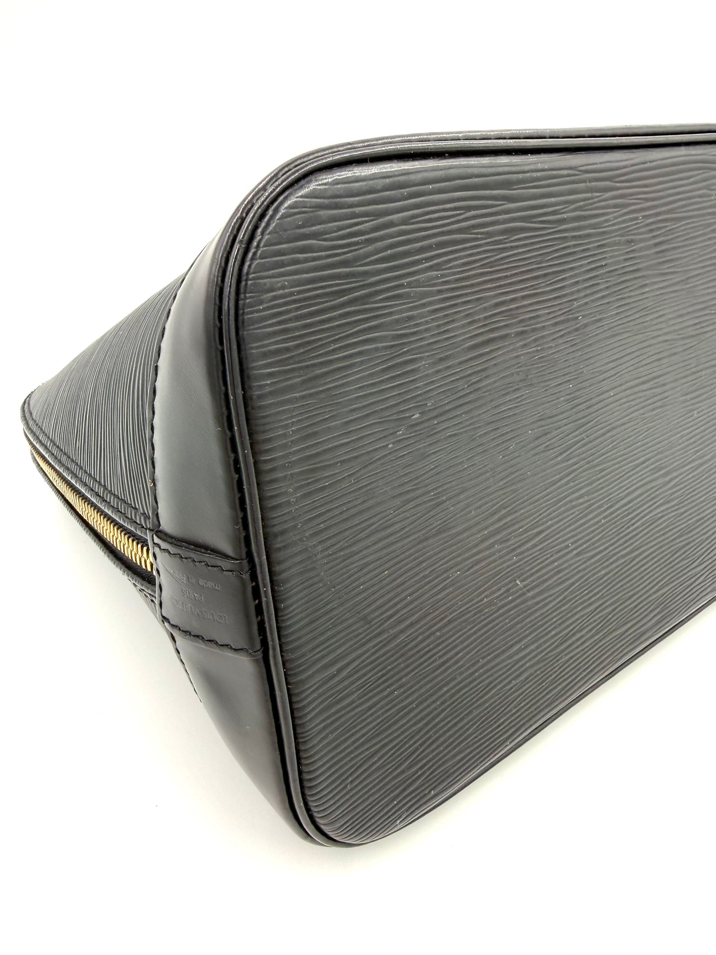 LOUIS VUITTON Alma PM Epi schwarz Detailaufnahme der strukturierten Lederoberfläche, Galerieposition 6 in Hochformat