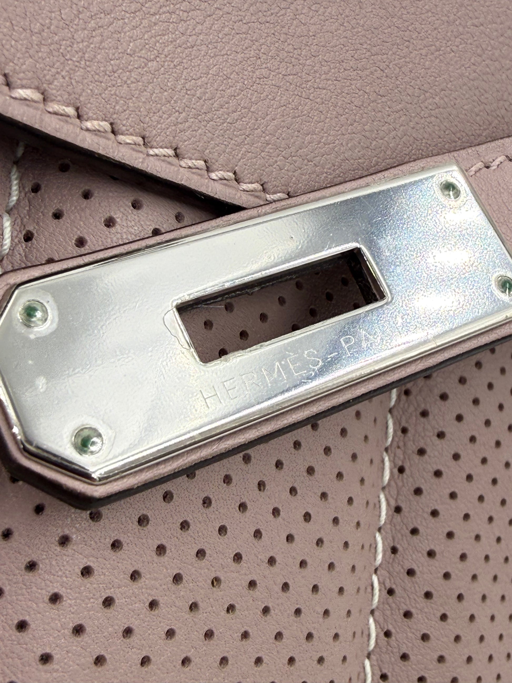 Detailaufnahme der silbernen Schnalle einer HERMÈS Berline 29 taupe PHW Designer Handtasche aus hochwertigem Leder.