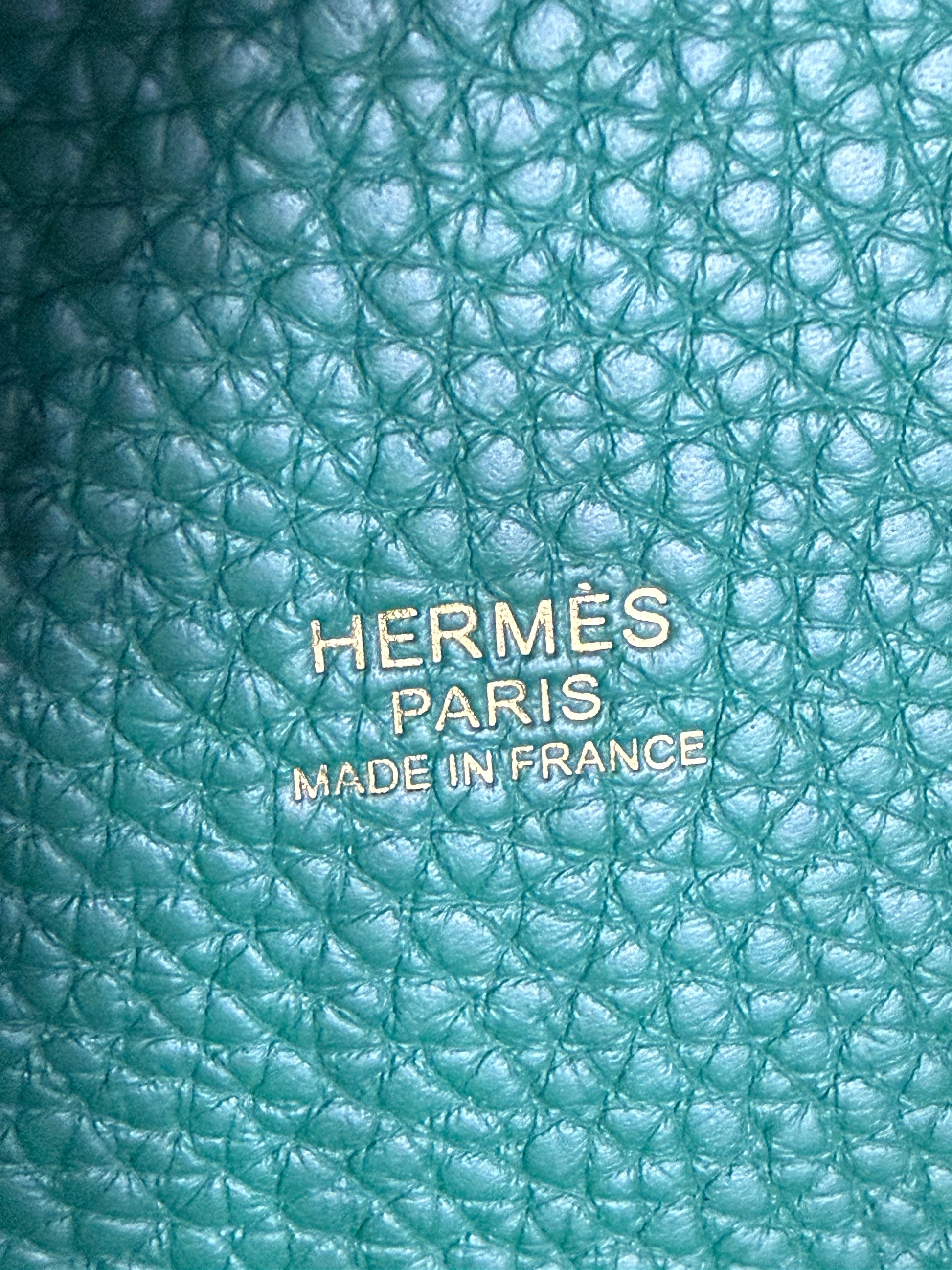 HERMÈS Picotin 18 Lock Clemence Vert Moyen Nahaufnahme Prägung auf strukturiertem grünen Leder einer Designer Handtasche