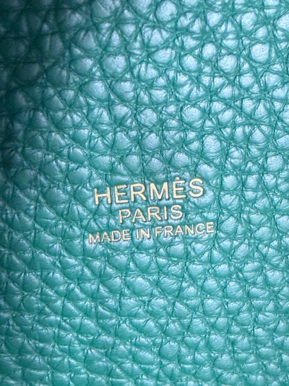 HERMÈS Picotin 18 Lock Clemence Vert Moyen Nahaufnahme Prägung auf strukturiertem grünen Leder einer Designer Handtasche