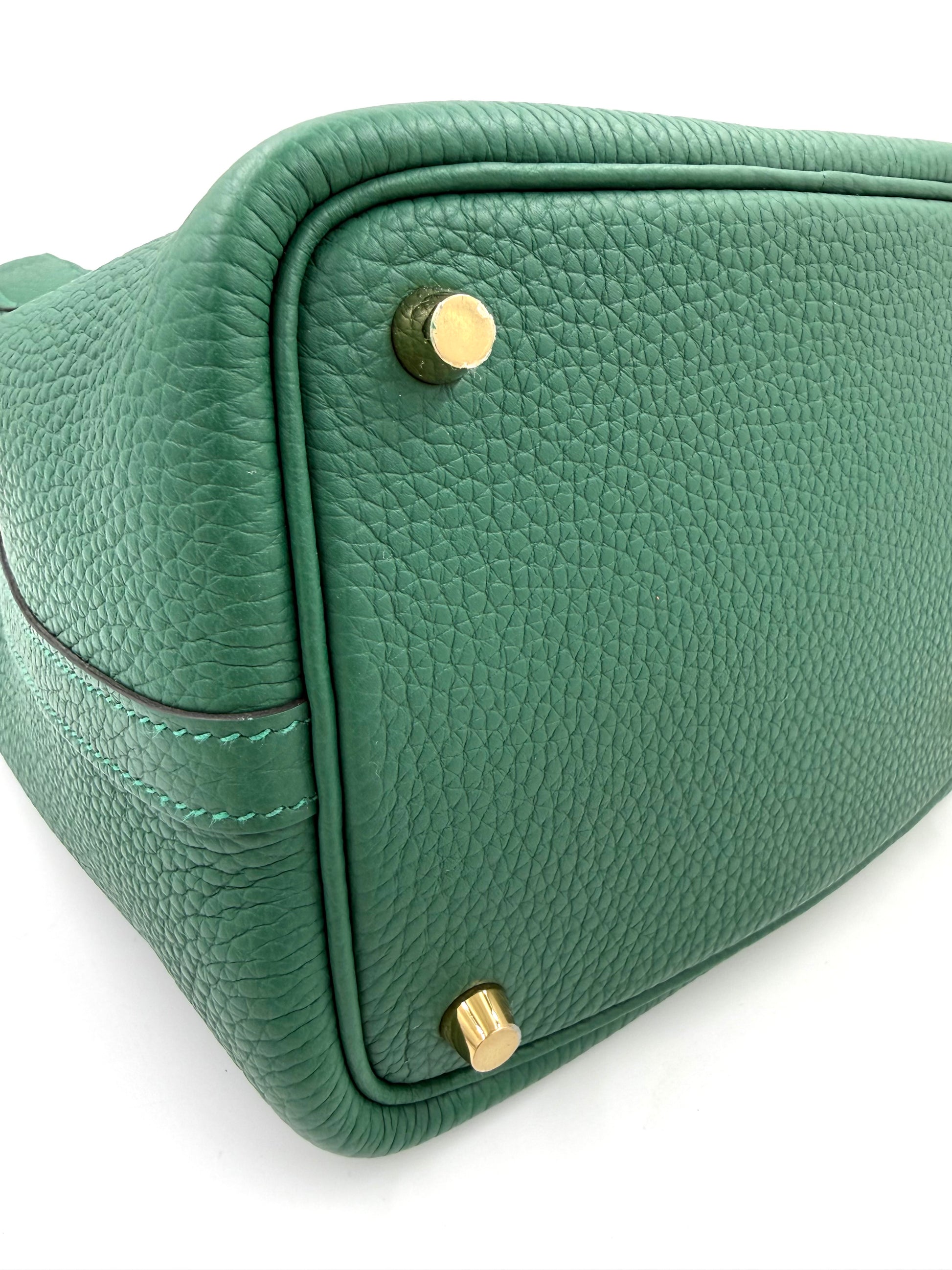 HERMÈS Picotin 18 Lock Clemence Vert Moyen in grün mit feinem Leder und goldfarbenen Metallfüßen, zweiteilig genäht.