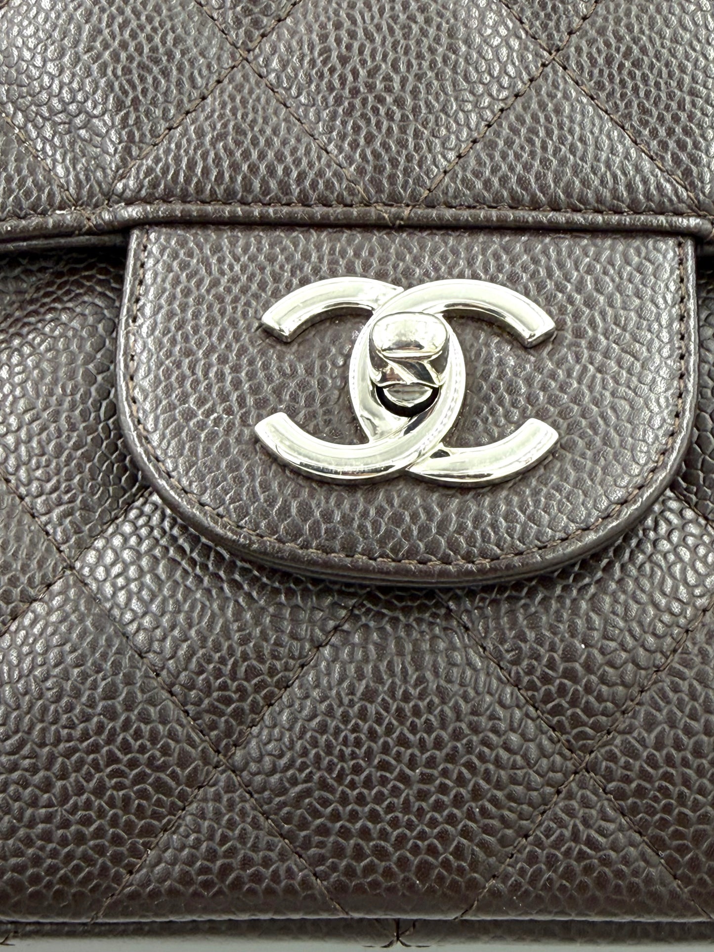 CHANEL Timeless Single Flap Jumbo Caviar dunkelbraun SHW aus hochwertigem genarbtem Leder mit silberner Logo-Schließe