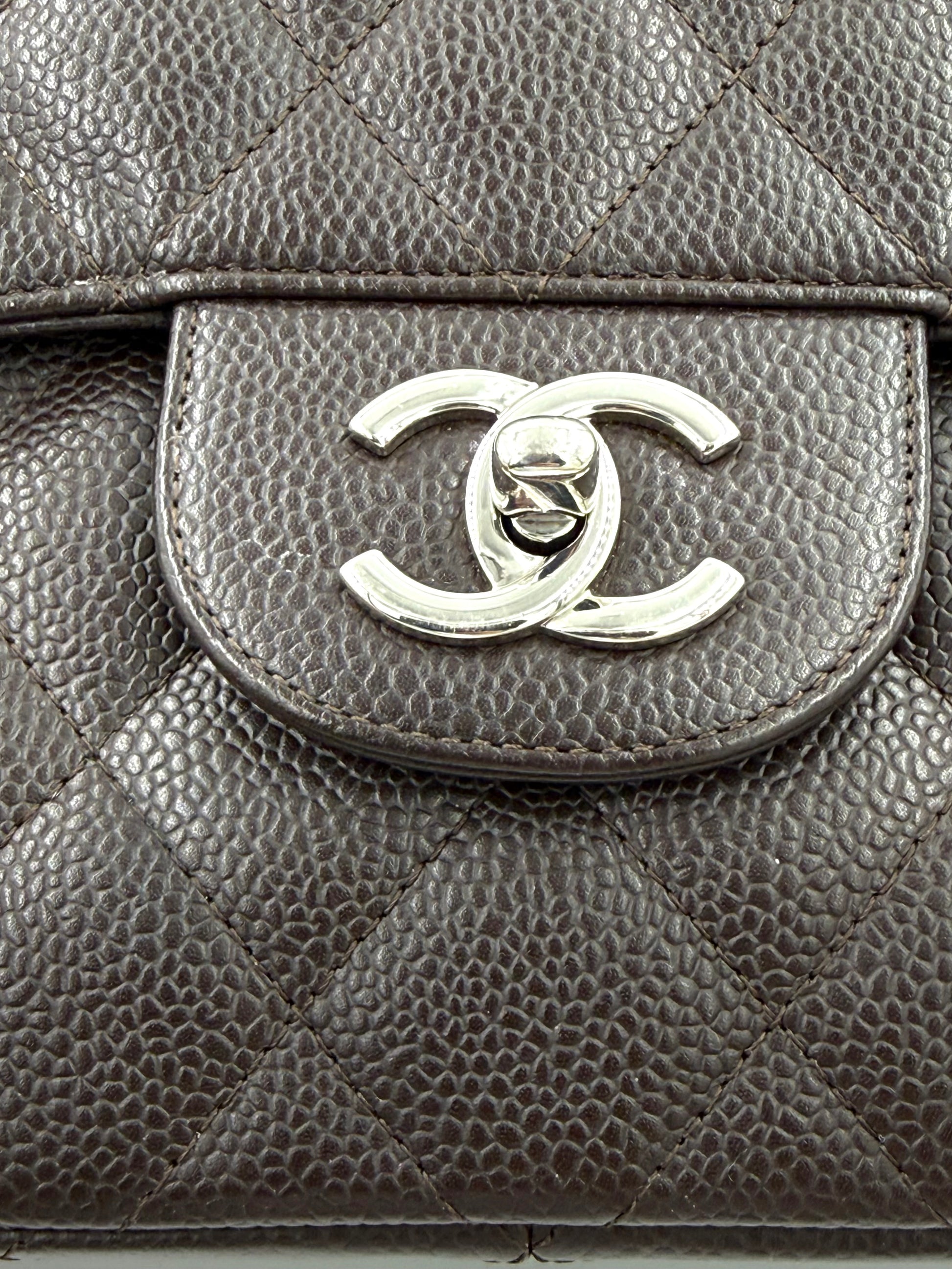 CHANEL Timeless Single Flap Jumbo Caviar dunkelbraun SHW aus hochwertigem genarbtem Leder mit silberner Logo-Schließe
