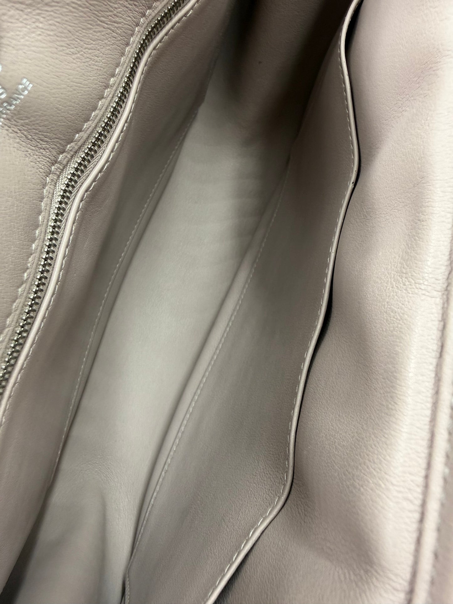 Innenansicht der hochwertigen Lederinnenausstattung der HERMÈS Berline 29 taupe PHW Tasche