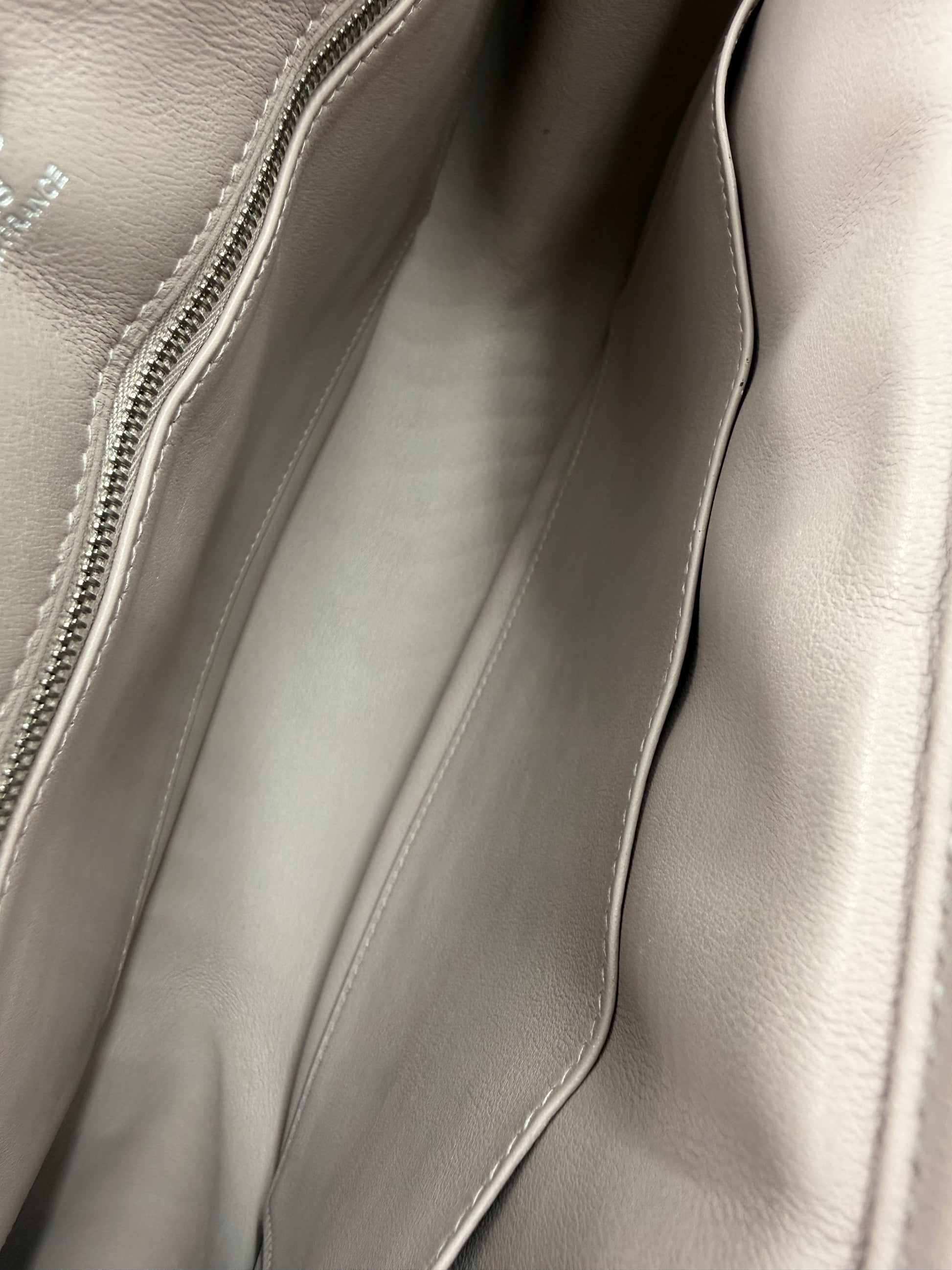 Innenansicht der hochwertigen Lederinnenausstattung der HERMÈS Berline 29 taupe PHW Tasche