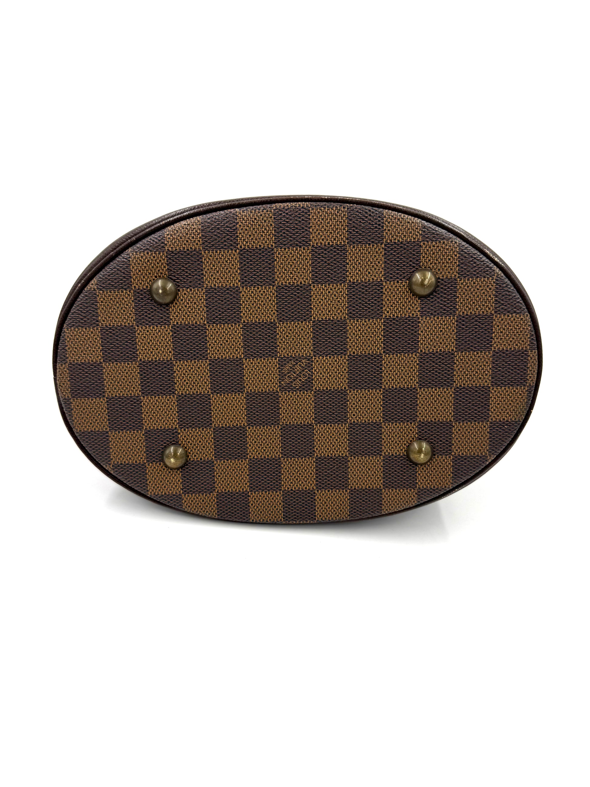 LOUIS VUITTON Bucket Bag PM Damier Ebene Bodensicht mit Messingfüßen und charakteristischem Schachbrettmuster