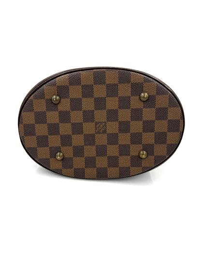 LOUIS VUITTON Bucket Bag PM Damier Ebene Bodensicht mit Messingfüßen und charakteristischem Schachbrettmuster