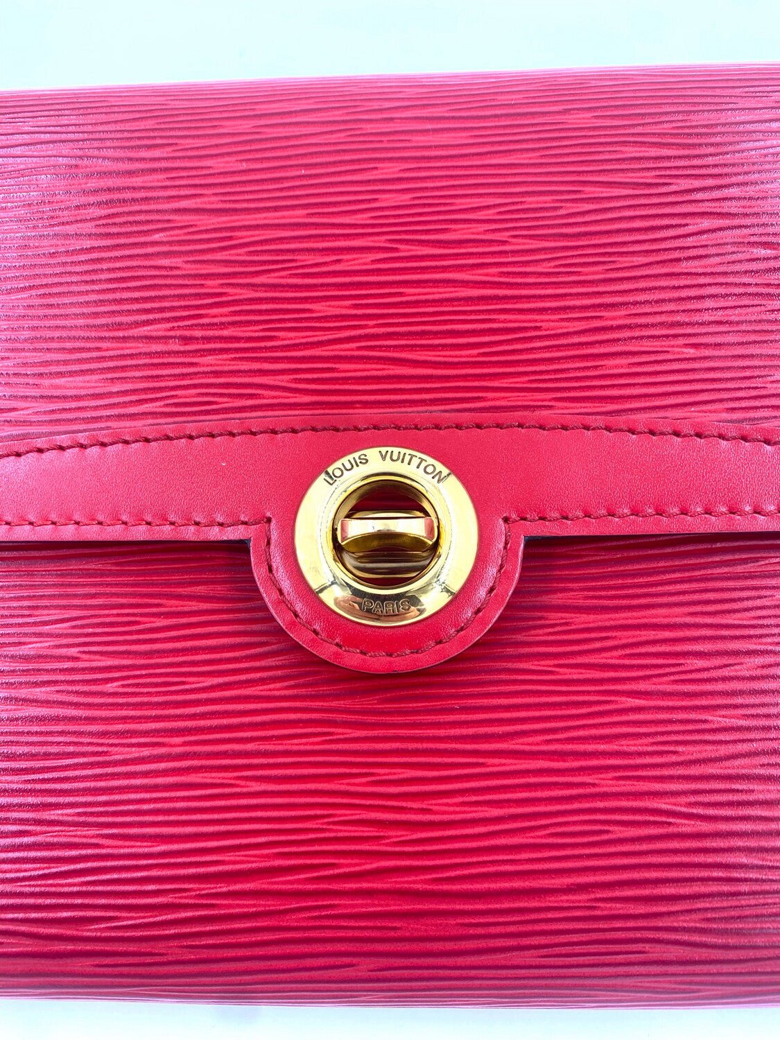 LOUIS VUITTON Pochette Arche Epi rouge - Clutch & Macarons - MI0956 - Clutch & Macarons - 