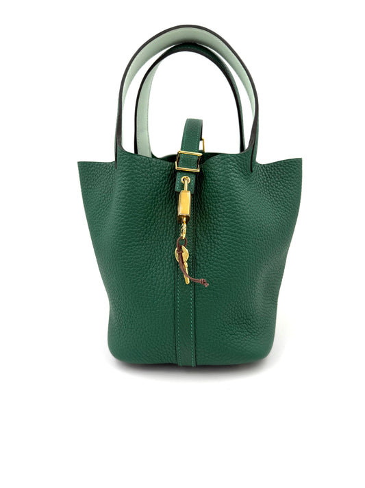 HERMÈS Picotin 18 Lock Clemence Vert Moyen grüne Designer Handtasche aus hochwertigem Leder mit Schloss und Schlüssel.