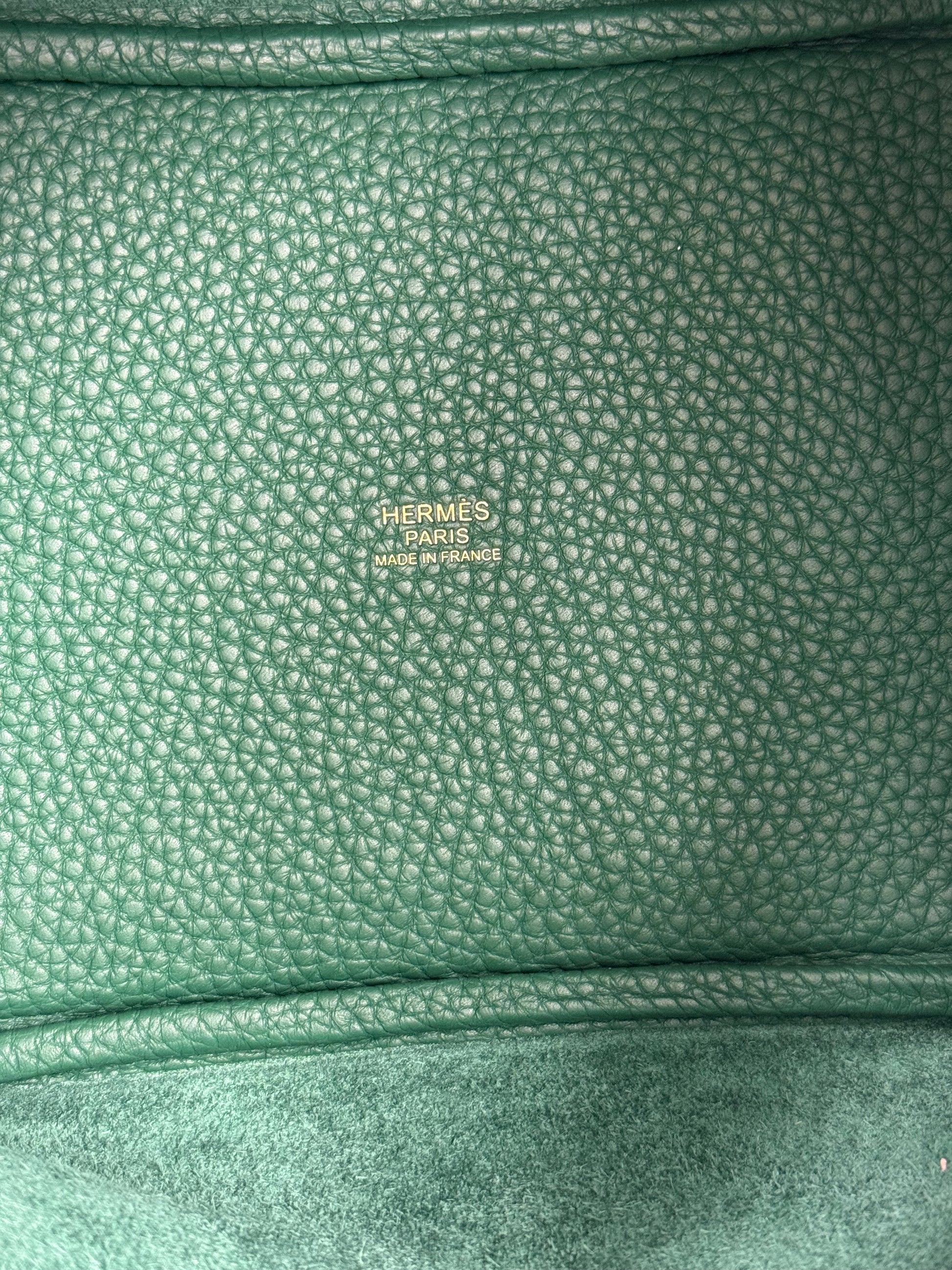 HERMÈS Picotin 18 Lock Clemence Vert Moyen Innenansicht mit Prägung und feinem grünem Leder für Designer Handtasche Second Hand