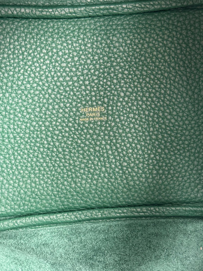 HERMÈS Picotin 18 Lock Clemence Vert Moyen Innenansicht mit Prägung und feinem grünem Leder für Designer Handtasche Second Hand