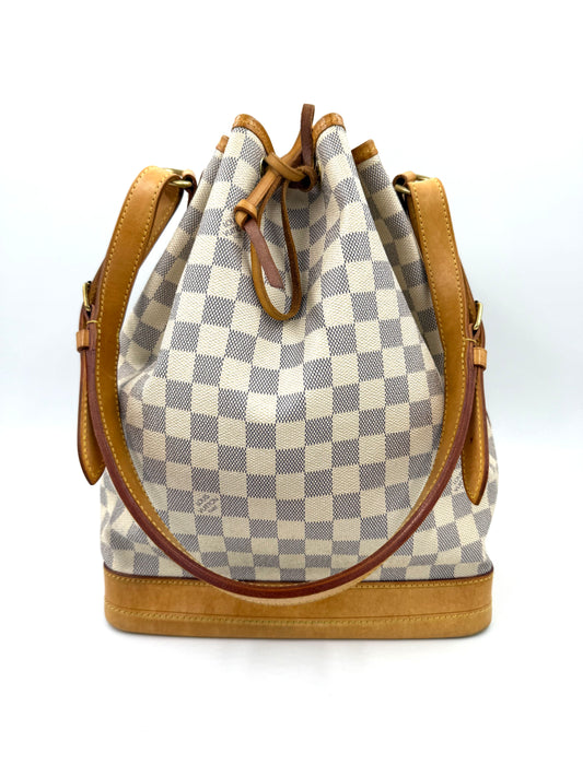 LOUIS VUITTON Noe grande Damier Azur mit charakteristischem Kordelzug und elegantem Lederriemen in Frontansicht