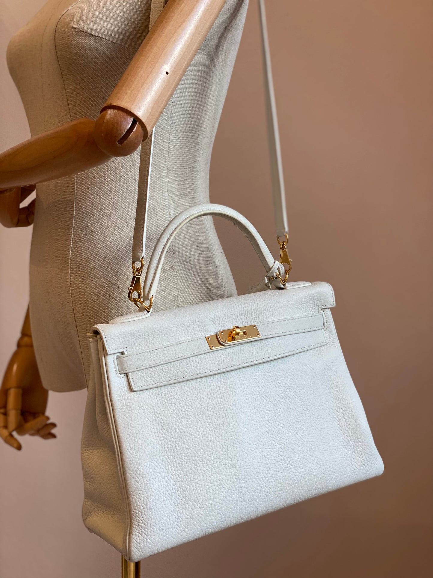 HERMÈS Kelly 32 Retourne Clemence-Leder Blanc mit gold Hardware