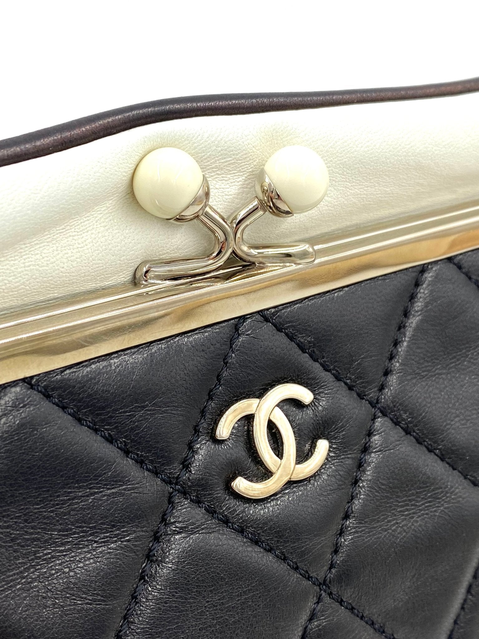 CHANEL Pearl Clutch schwarz weiß Lammleder - Clutch & Macarons - 12812829 - Clutch & Macarons - 