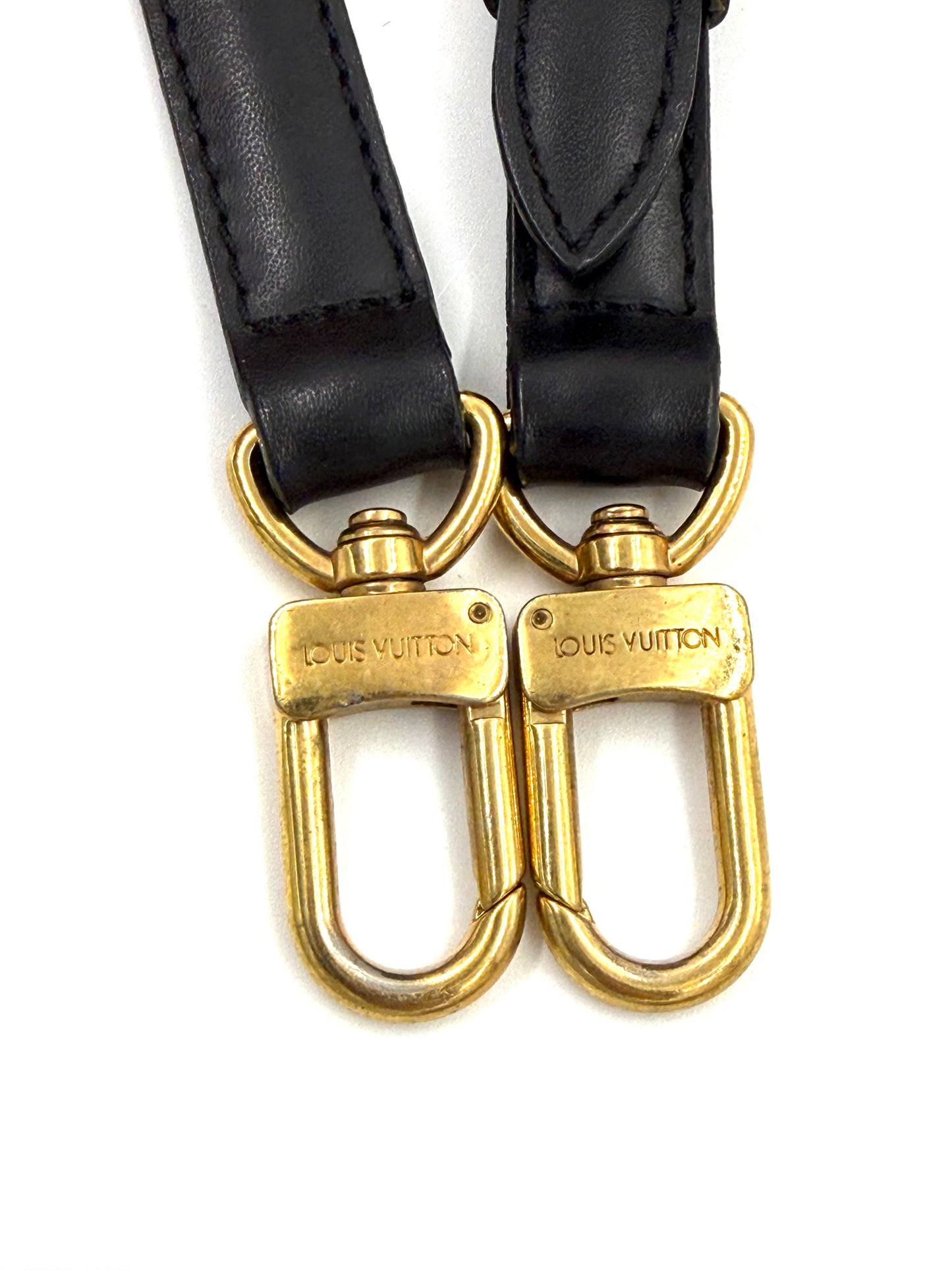 LOUIS VUITTON Alma PM Epi schwarz Nahaufnahme der goldfarbenen Karabiner mit Lederriemen, Galerieposition 11, Hochformat