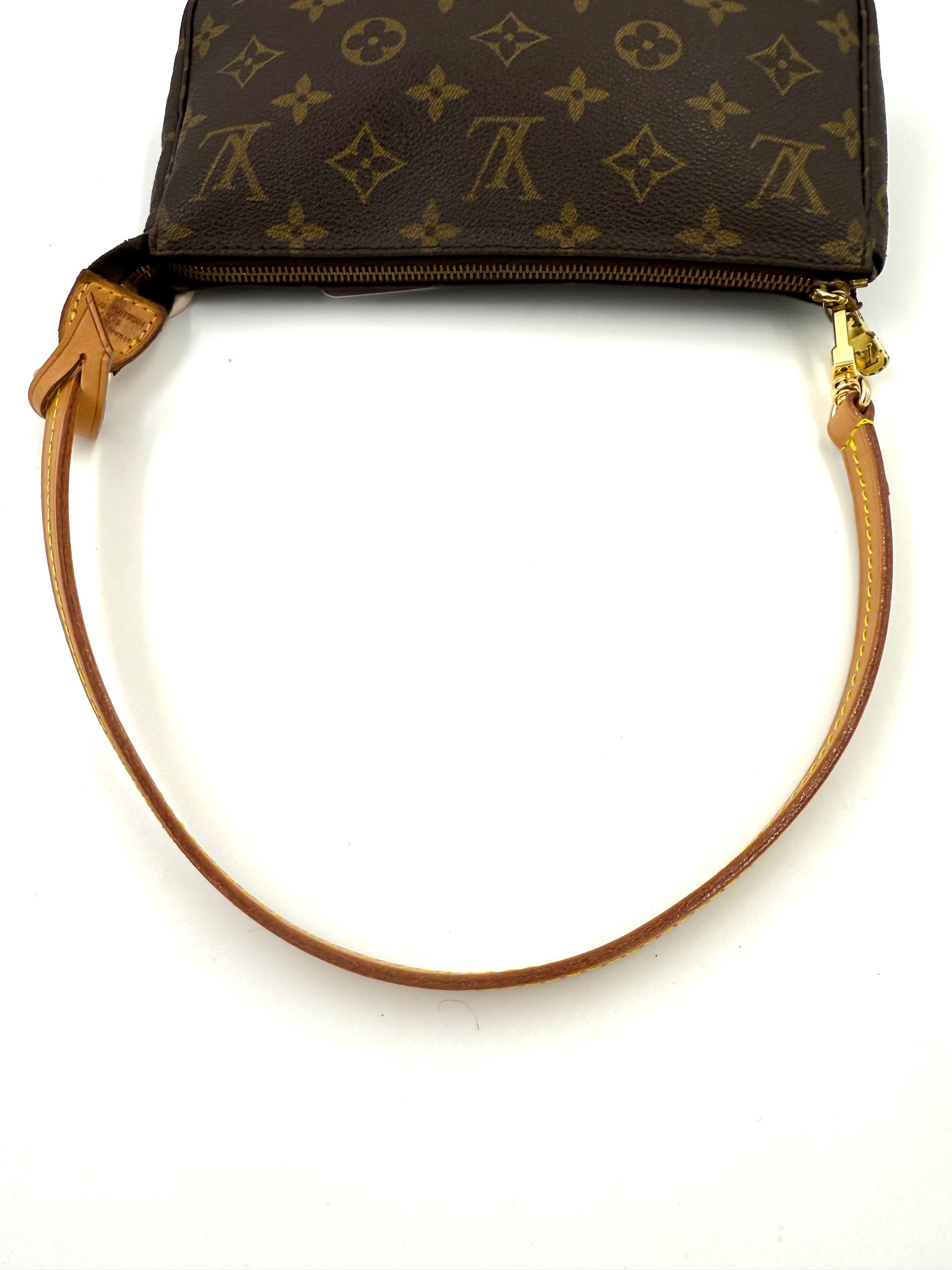 Louis Vuitton Pochette Accessoires Monogram Canvas Vintage 1993 mit abnehmbarem Lederriemen und Reißverschluss in sehr gutem Zustand.