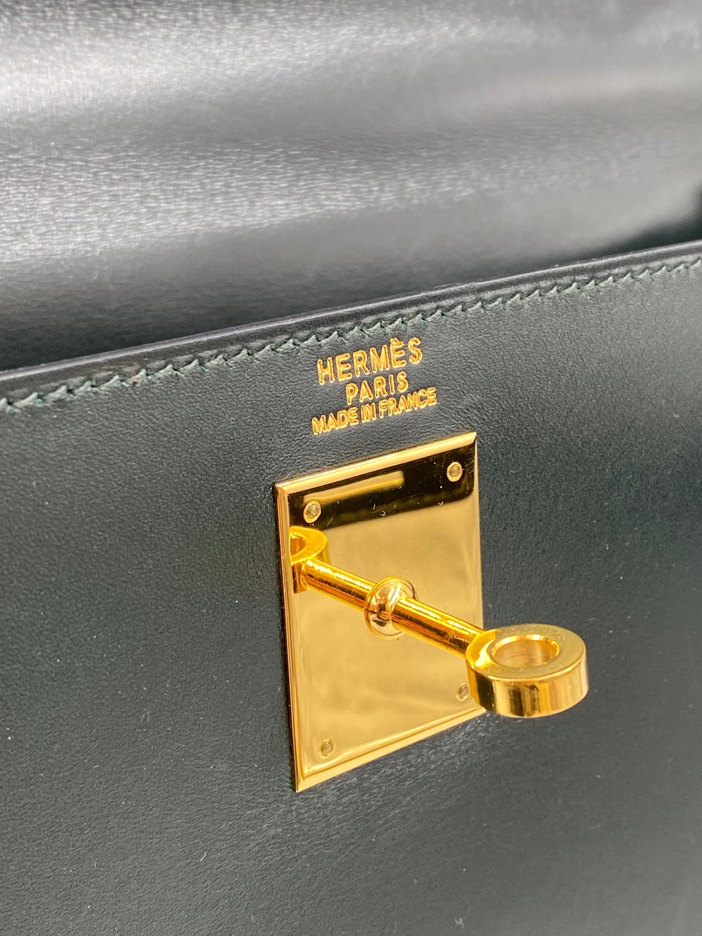 HERMÈS Kelly 32 Sellier dark green Boxkalbsleder mit gold Hardware