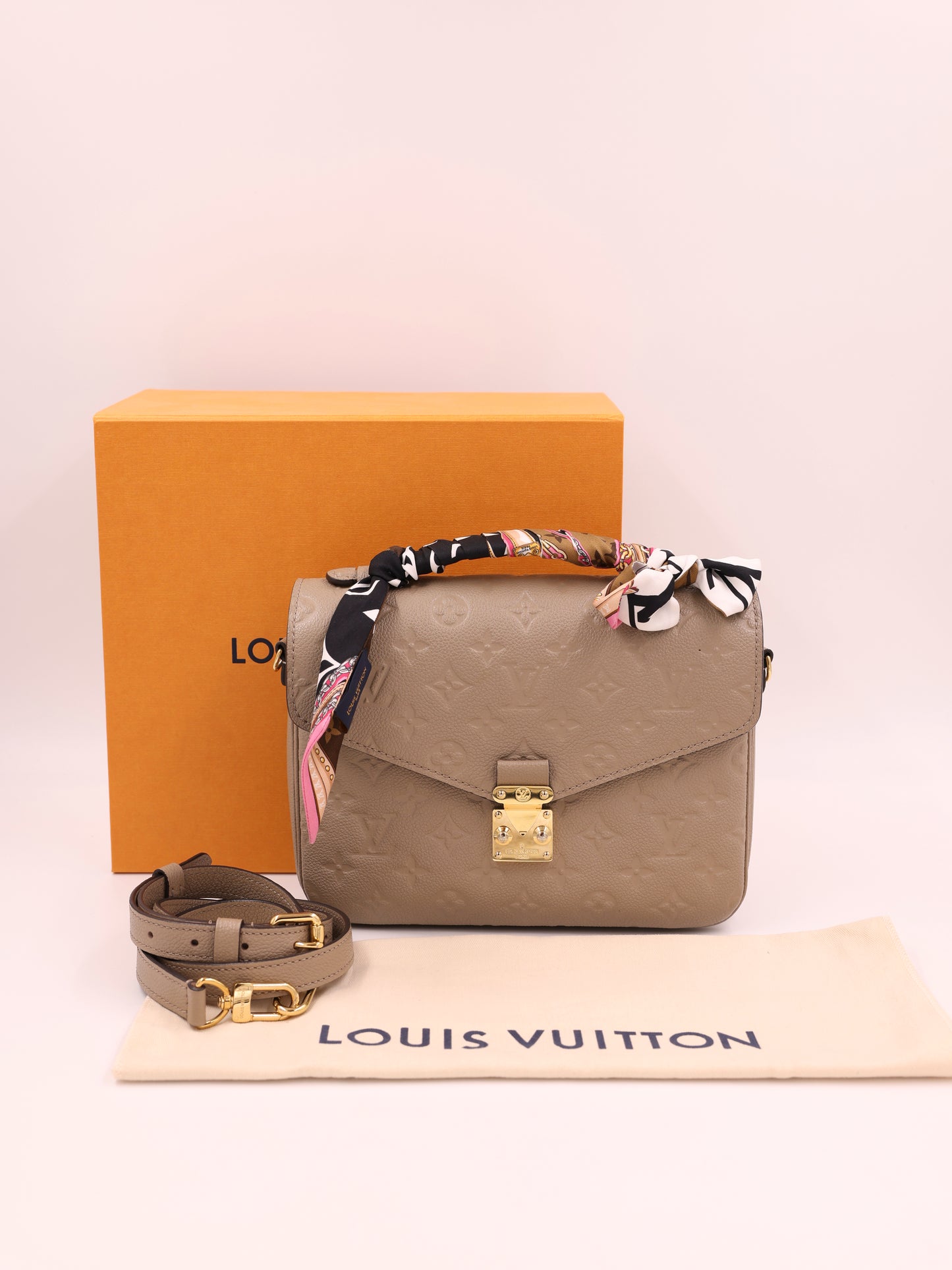 LOUIS VUITTON Pochette Metis Monogram Empreinte Tourterelle inkl. Tuch