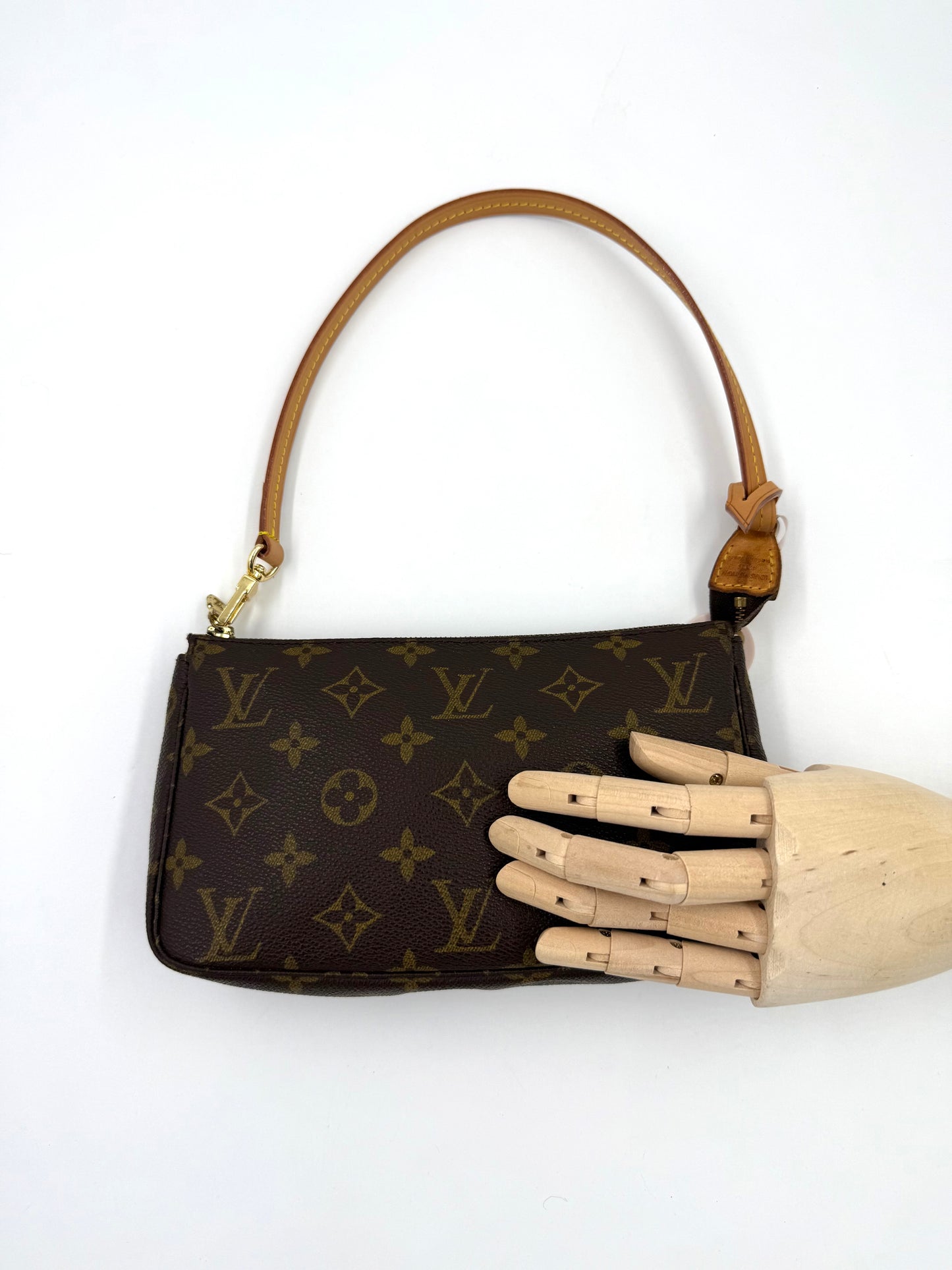Vintage Louis Vuitton Pochette Accessoires in Monogram Canvas mit honigfarbenem Lederriemen auf weißem Hintergrund