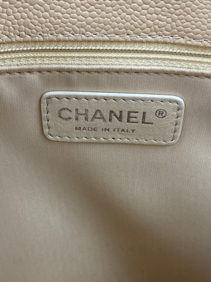 CHANEL Femme grande beige Caviarleder