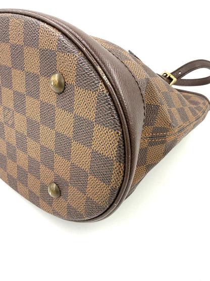 LOUIS VUITTON Bucket Bag PM Damier Ebene Detailaufnahme des Taschenbodens mit charakteristischen Messingfüßen und Schachbrettmuster