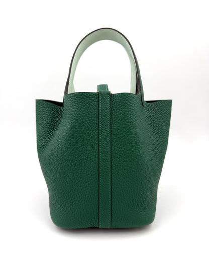 Hochwertige grüne HERMÈS Picotin 18 Lock Clemence Vert Moyen Designer Handtasche aus feinem Leder, nachhaltig und elegant.