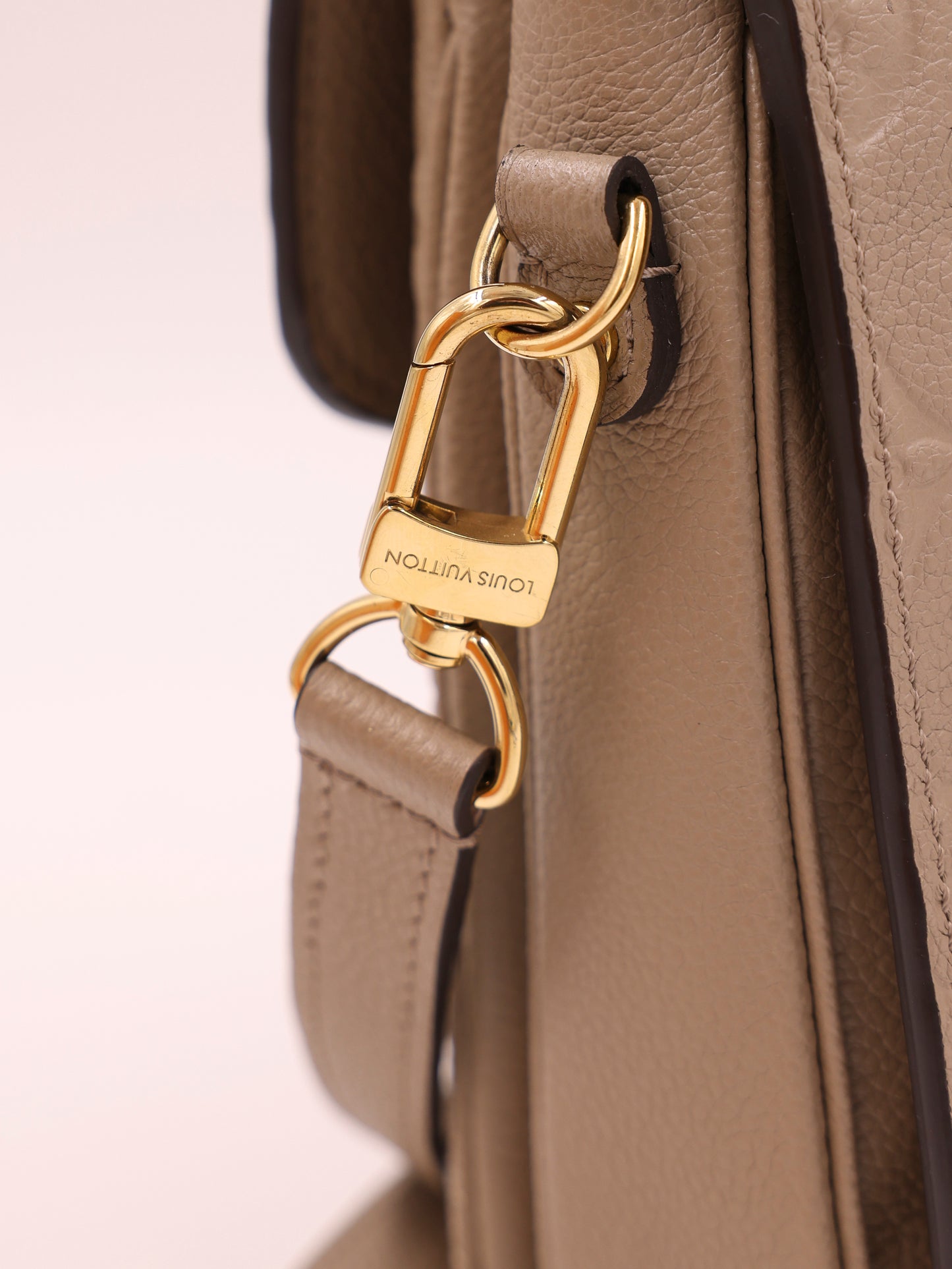 LOUIS VUITTON Pochette Metis Monogram Empreinte Tourterelle inkl. Tuch