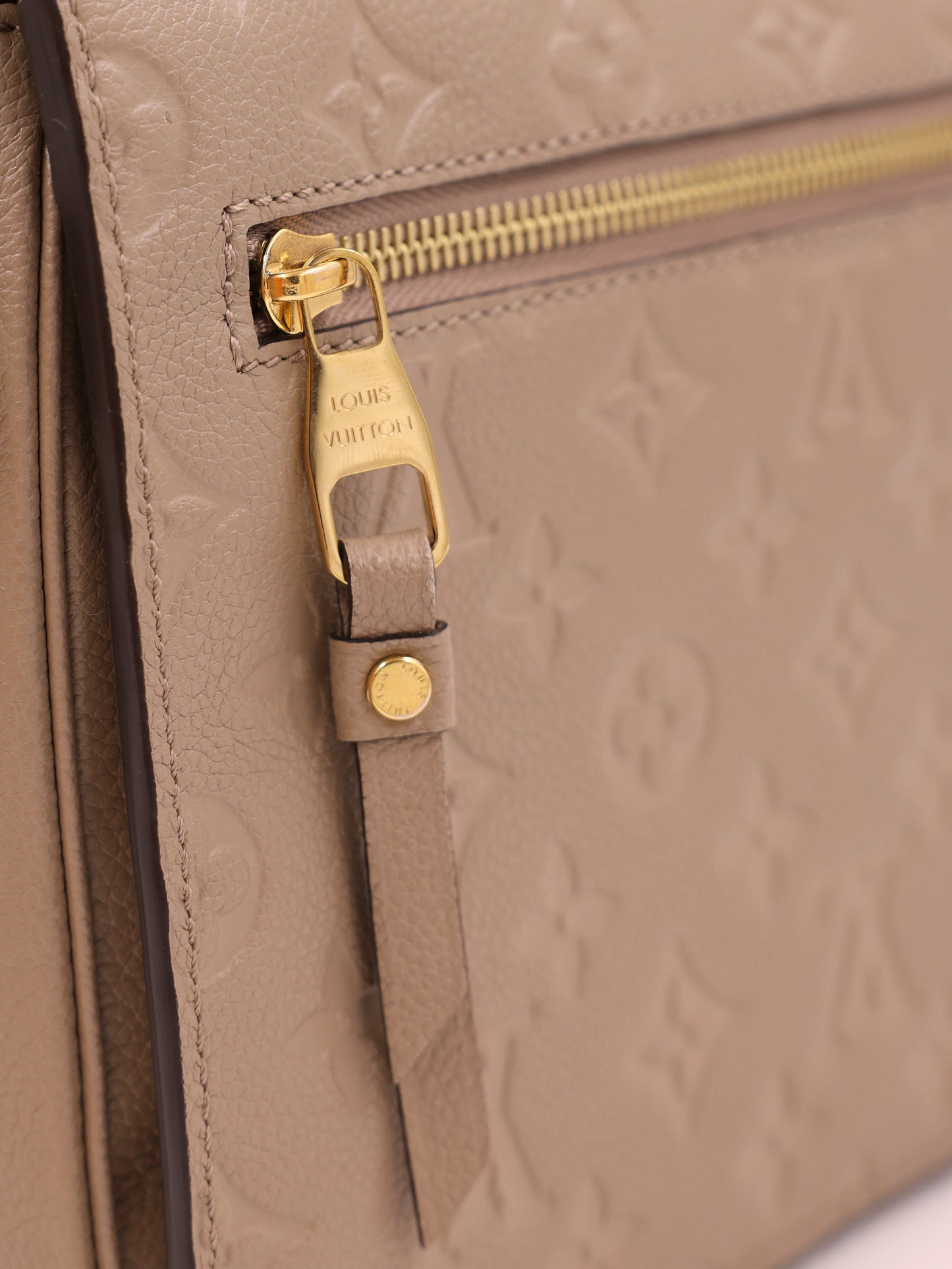 LOUIS VUITTON Pochette Metis Monogram Empreinte Tourterelle inkl. Tuch