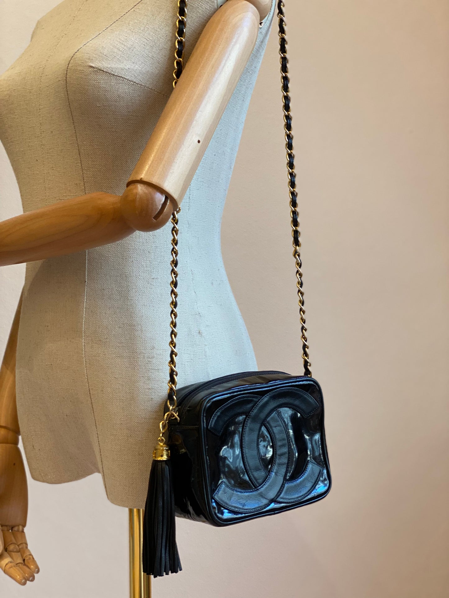 CHANEL Camera Bag schwarz mit gold Hardware