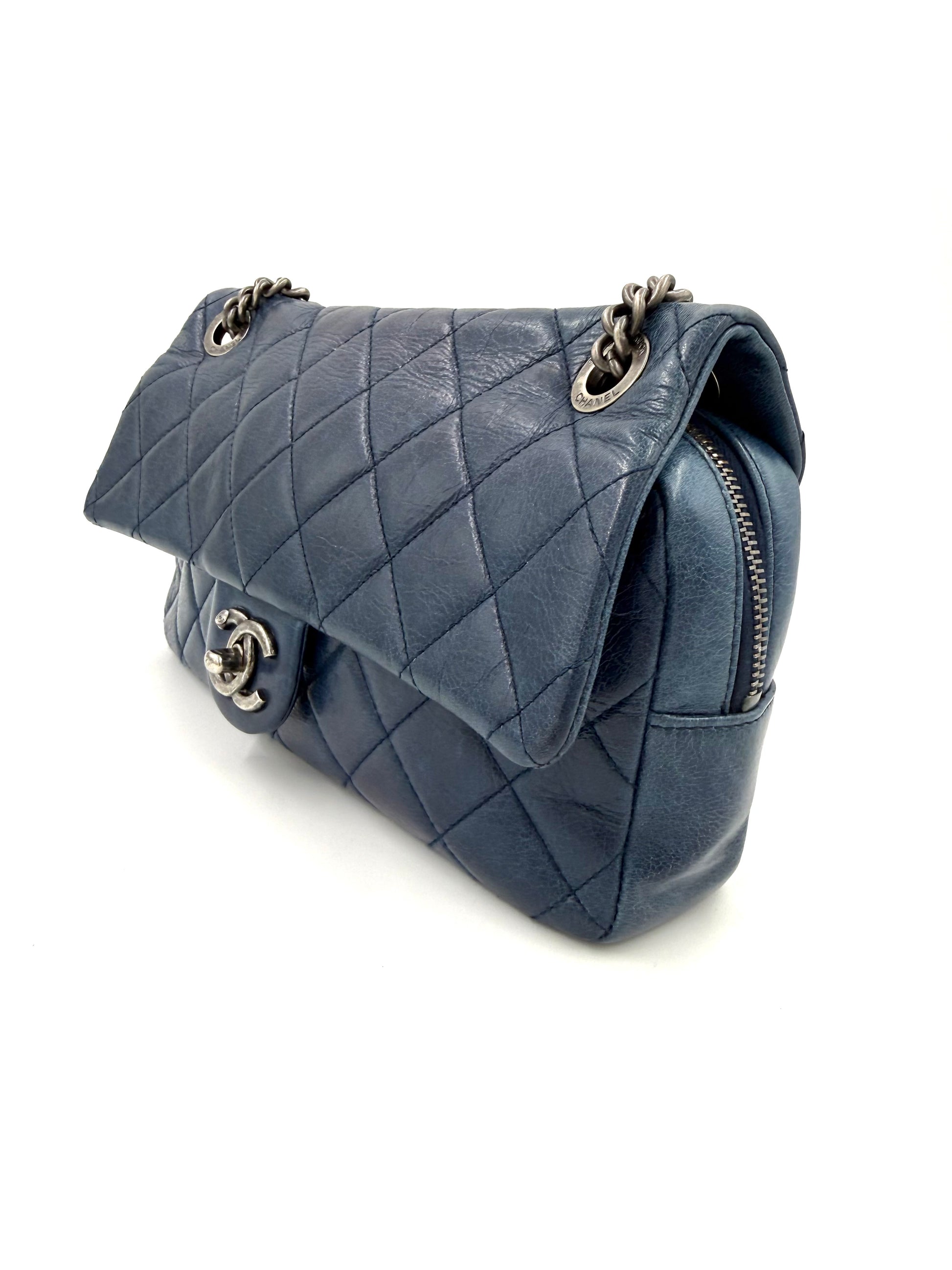 CHANEL Single Flap Coco Pleats Marineblau aus weichem, gesteppter Leder mit silberner Metallkette und elegantem Verschluss