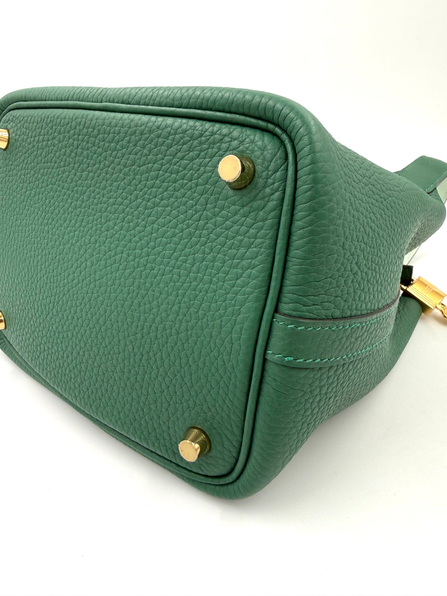 Grüne HERMÈS Picotin 18 Lock Clemence Vert Moyen Handtasche aus hochwertigem genarbtem Leder mit goldfarbenen Metallfüßen.