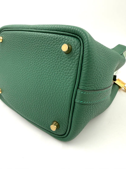 Grüne HERMÈS Picotin 18 Lock Clemence Vert Moyen Handtasche aus hochwertigem genarbtem Leder mit goldfarbenen Metallfüßen.
