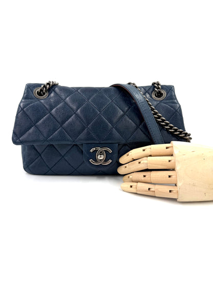 CHANEL Single Flap Coco Pleats Marineblau aus weichem gestepptem Leder mit silberner Kette und dezenter Patina
