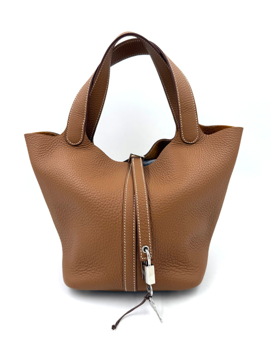 HERMÈS Picotin 26 Lock Clemence gold PHW, elegante Designerhandtasche aus braunem genarbtem Leder mit Schloss und Schlüssel.