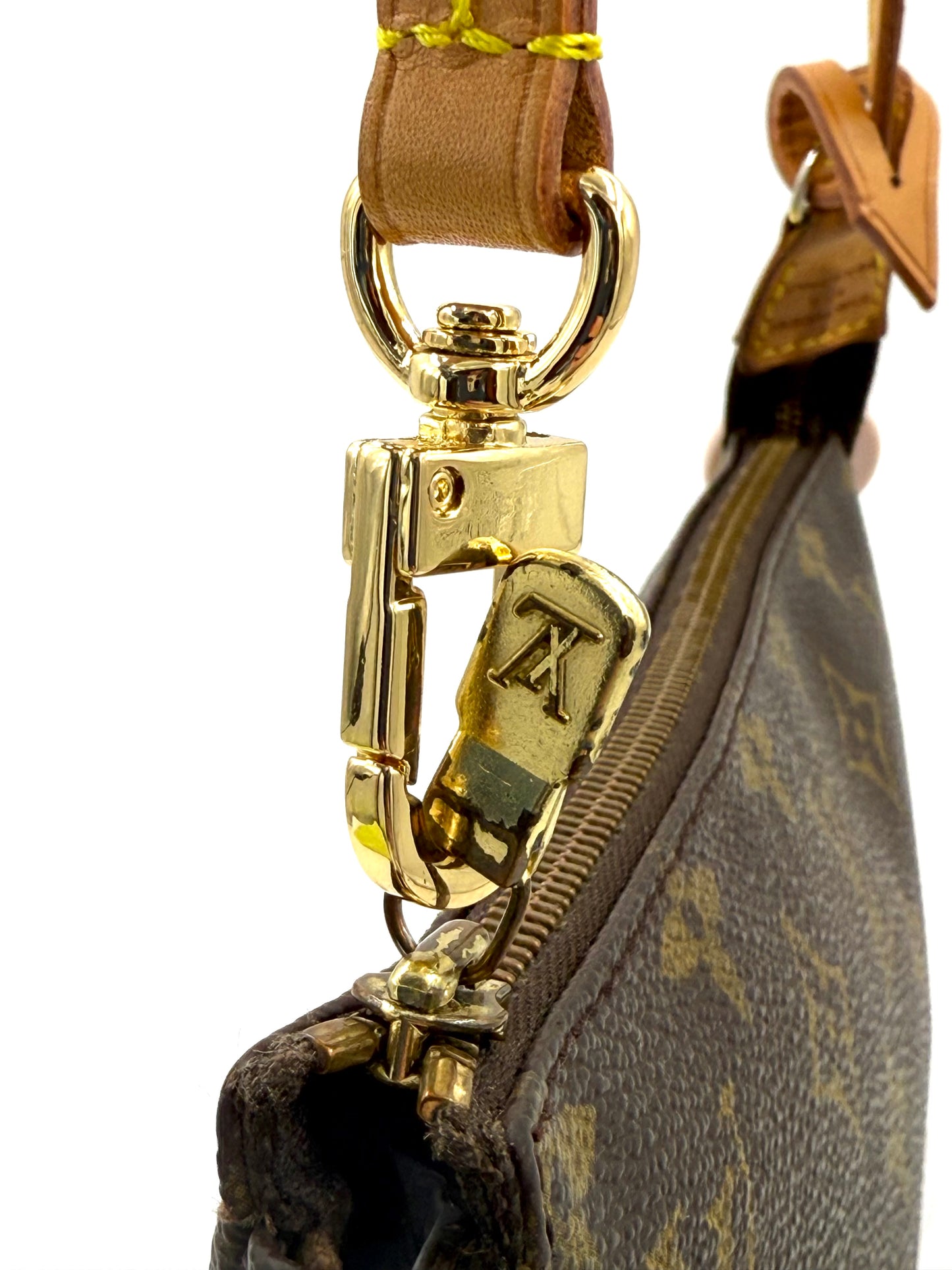 Nahe Aufnahme des goldfarbenen Verschlusses und des Monogramm-Canvas der Louis Vuitton Pochette Accessoires 1993 Vintage Tasche.