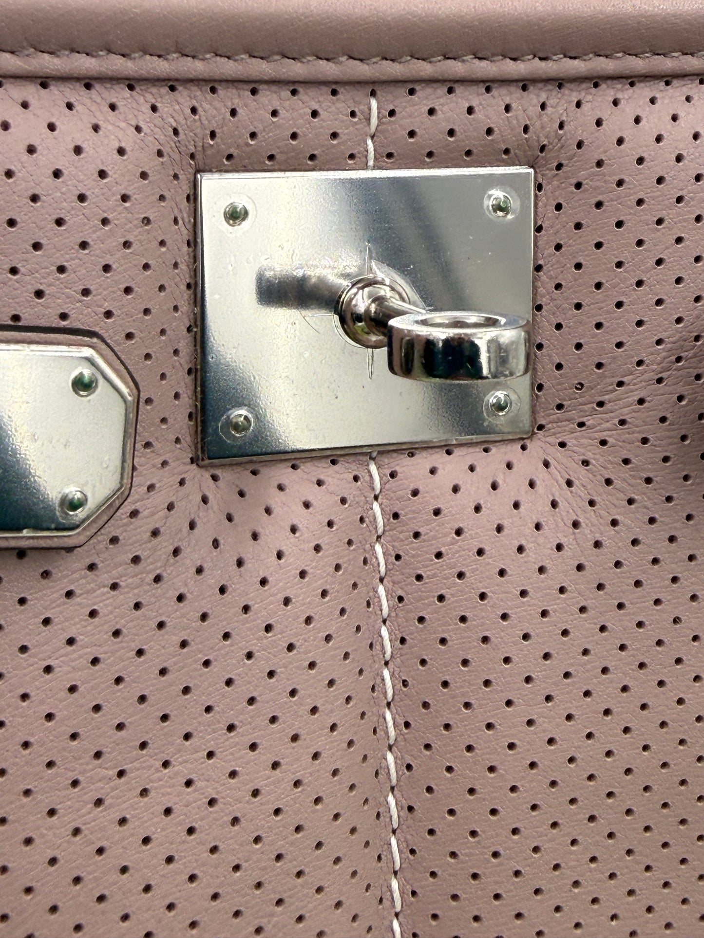 Detailaufnahme des silbernen Verschlusses der HERMÈS Berline 29 taupe PHW Designer Handtasche aus perforiertem Leder.