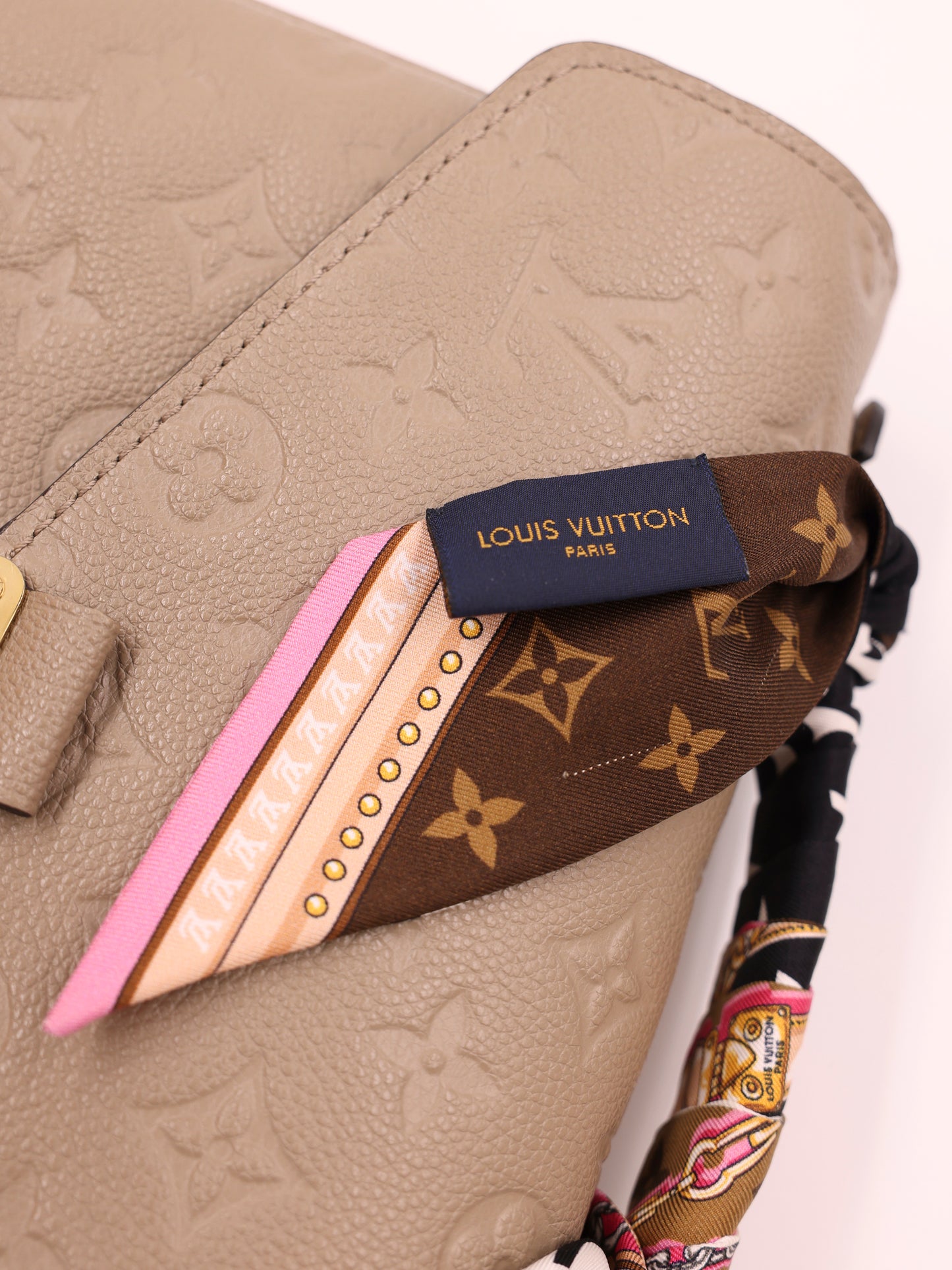 LOUIS VUITTON Pochette Metis Monogram Empreinte Tourterelle inkl. Tuch