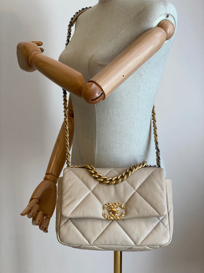 CHANEL 19 Flap Bag small Ziegenleder creme