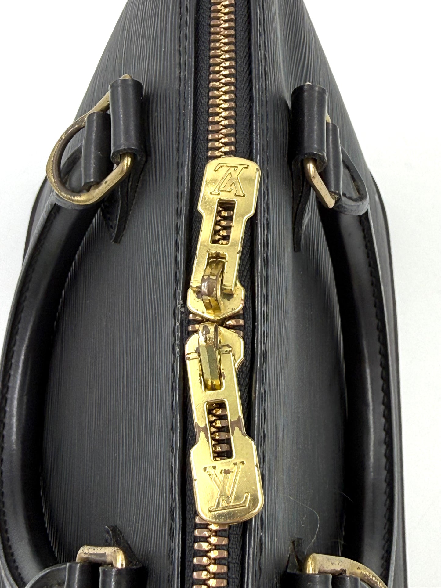 LOUIS VUITTON Alma PM Epi schwarz Nahaufnahme des goldfarbenen LV Reißverschlusses, Galerieposition 9, Portraitformat