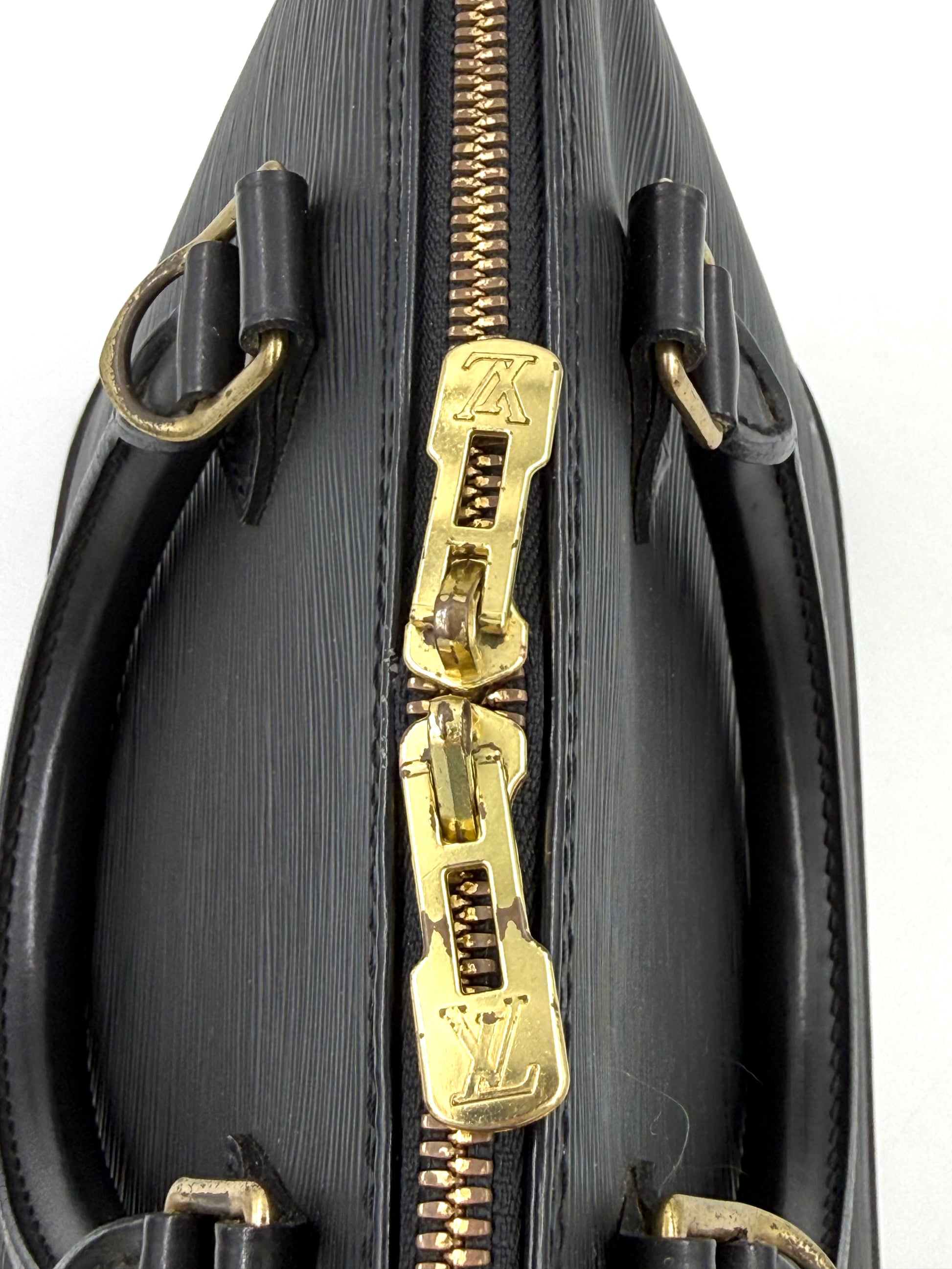 LOUIS VUITTON Alma PM Epi schwarz Nahaufnahme des goldfarbenen LV Reißverschlusses, Galerieposition 9, Portraitformat