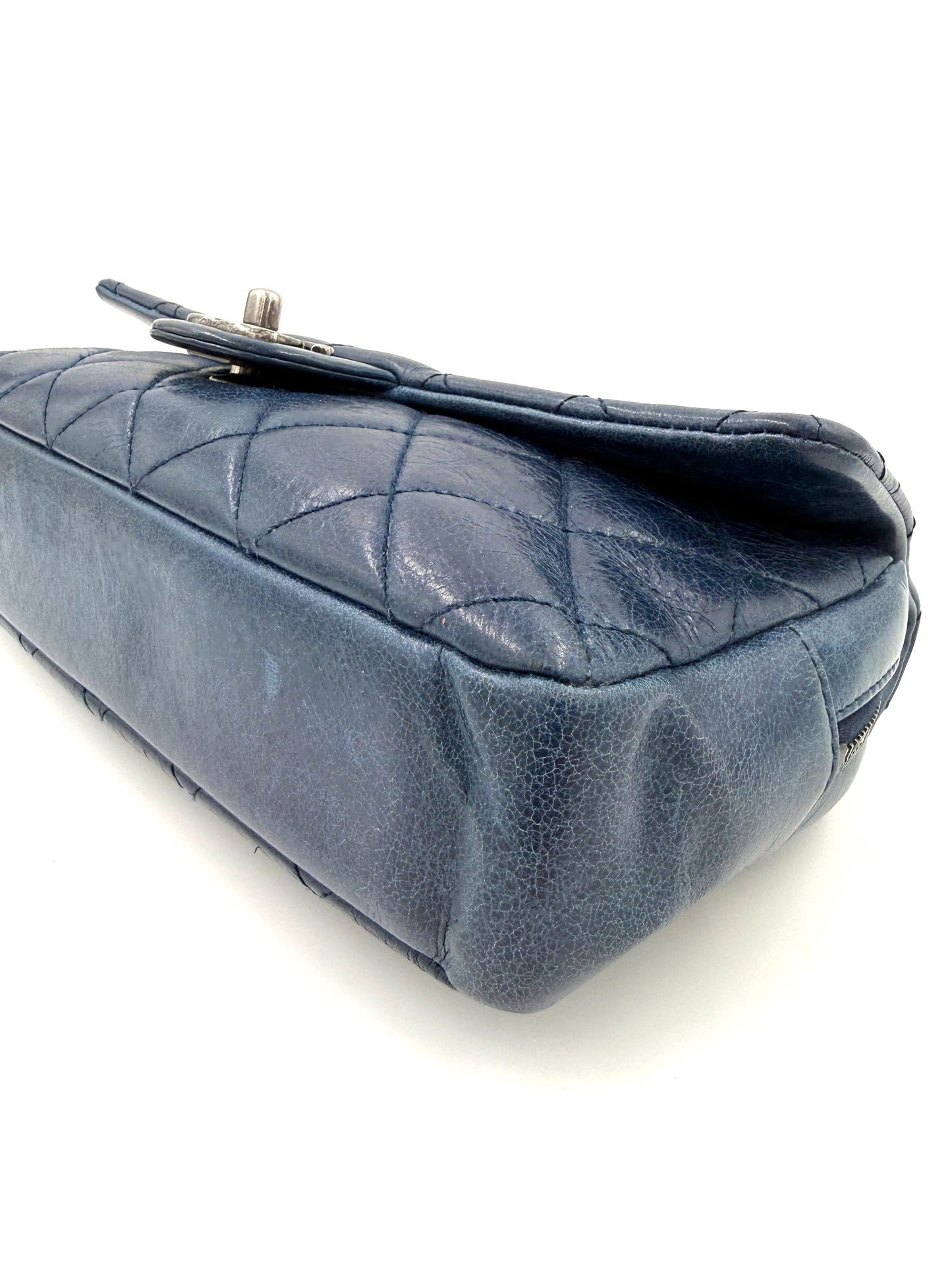 CHANEL Single Flap Coco Pleats Marineblau mit charakteristischer Steppung und weichem Leder in elegantem Marineblau
