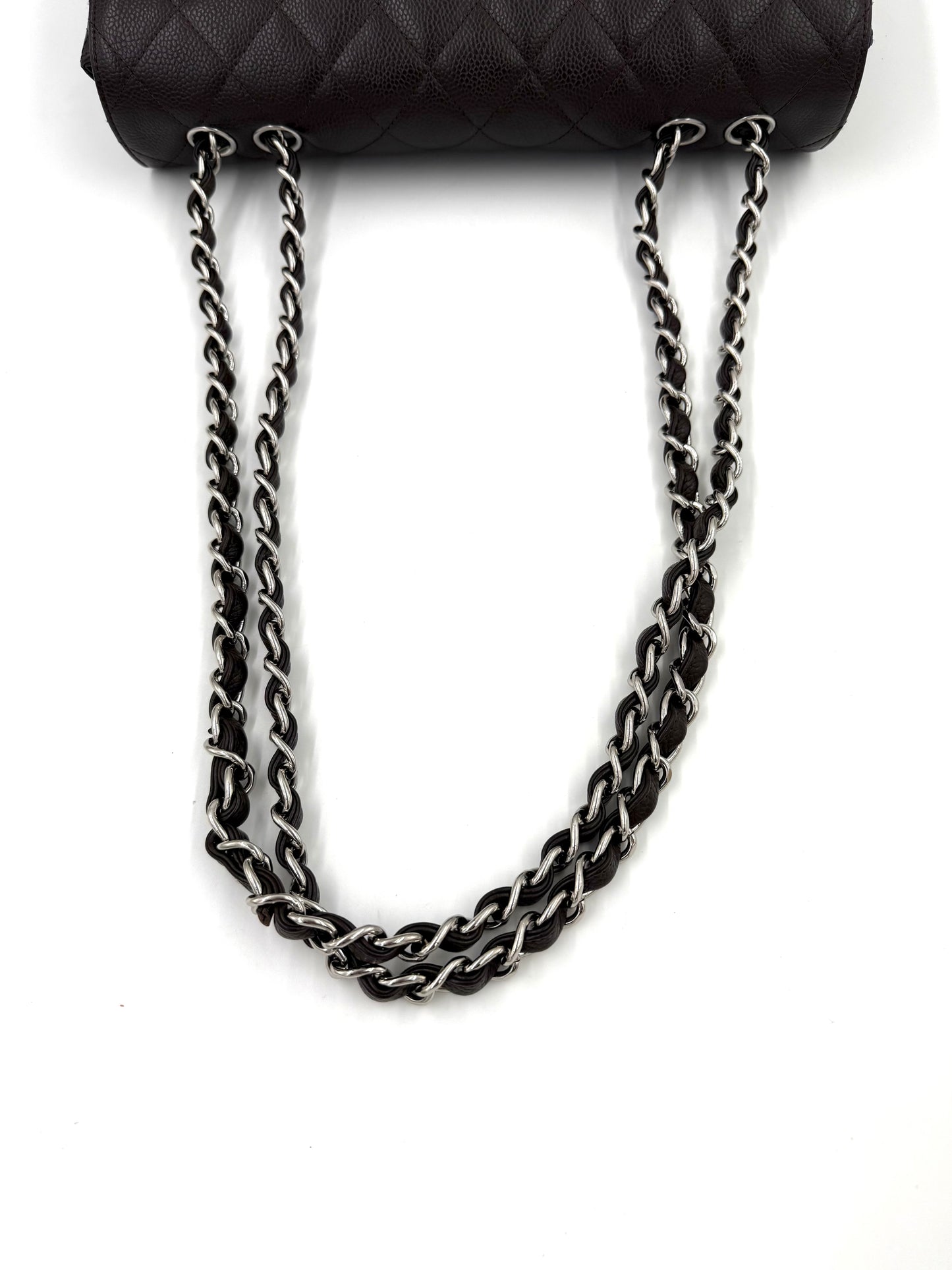 Detailaufnahme der Kette der CHANEL Timeless Single Flap Jumbo Caviar dunkelbraun SHW Designer Handtasche.