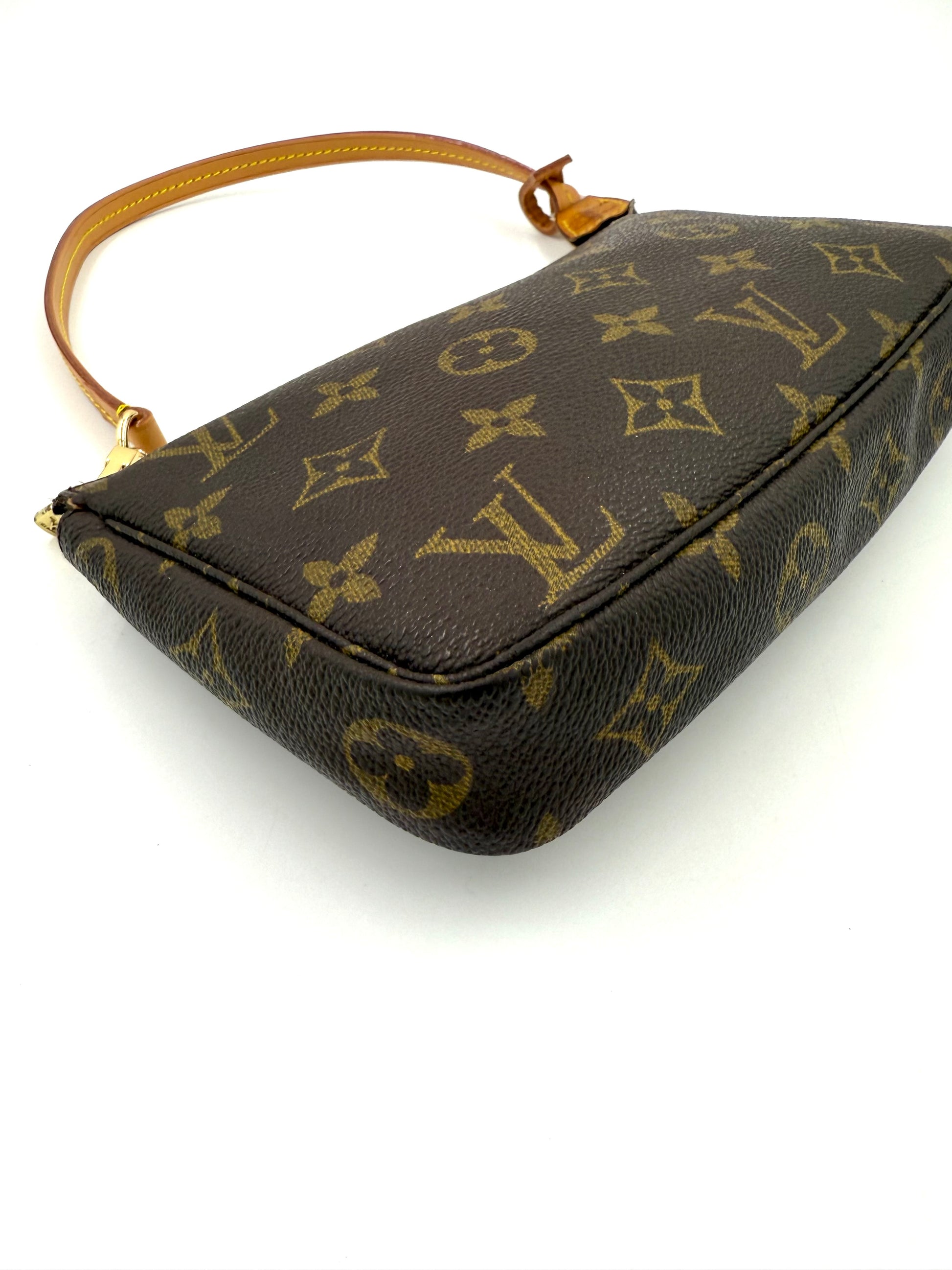 Louis Vuitton Pochette Accessoires Vintage 1993 in Monogram Canvas mit neuem Lederriemen, sehr guter Zustand.