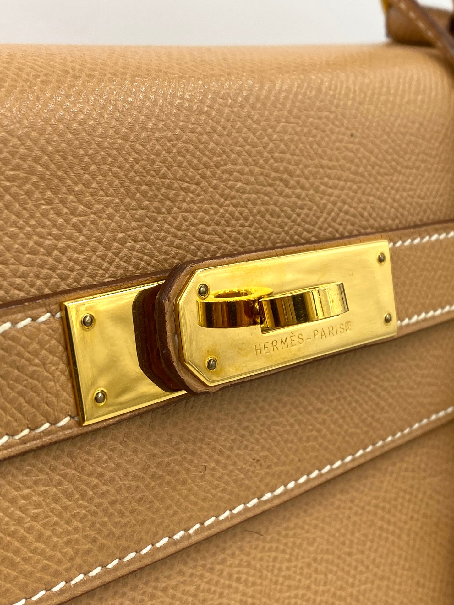HERMÈS Kelly 32 Gold Courchevel Leather mit Gold Hardware
