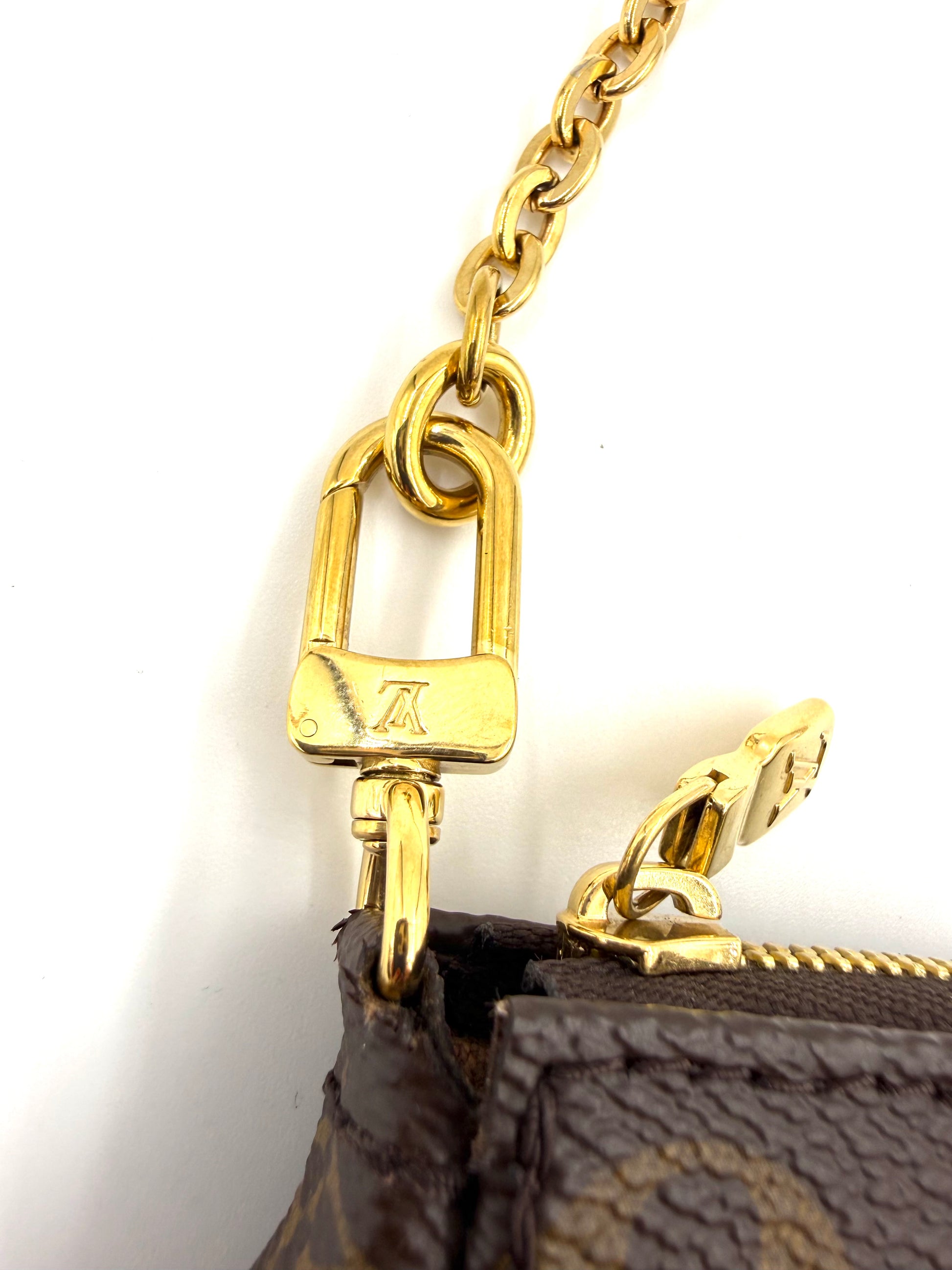 Nahaufnahme des goldfarbenen Verschlusses mit Kette an der LOUIS VUITTON Multi Pochette Monogram Canvas Tasche