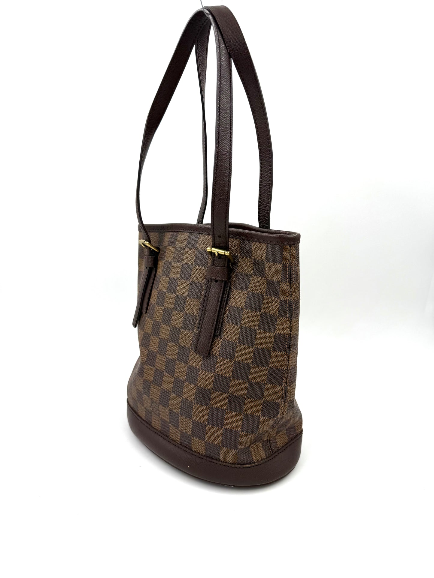 LOUIS VUITTON Bucket Bag PM Damier Ebene mit charakteristischem Karo-Design und verstellbaren Lederriemen in Seitenansicht