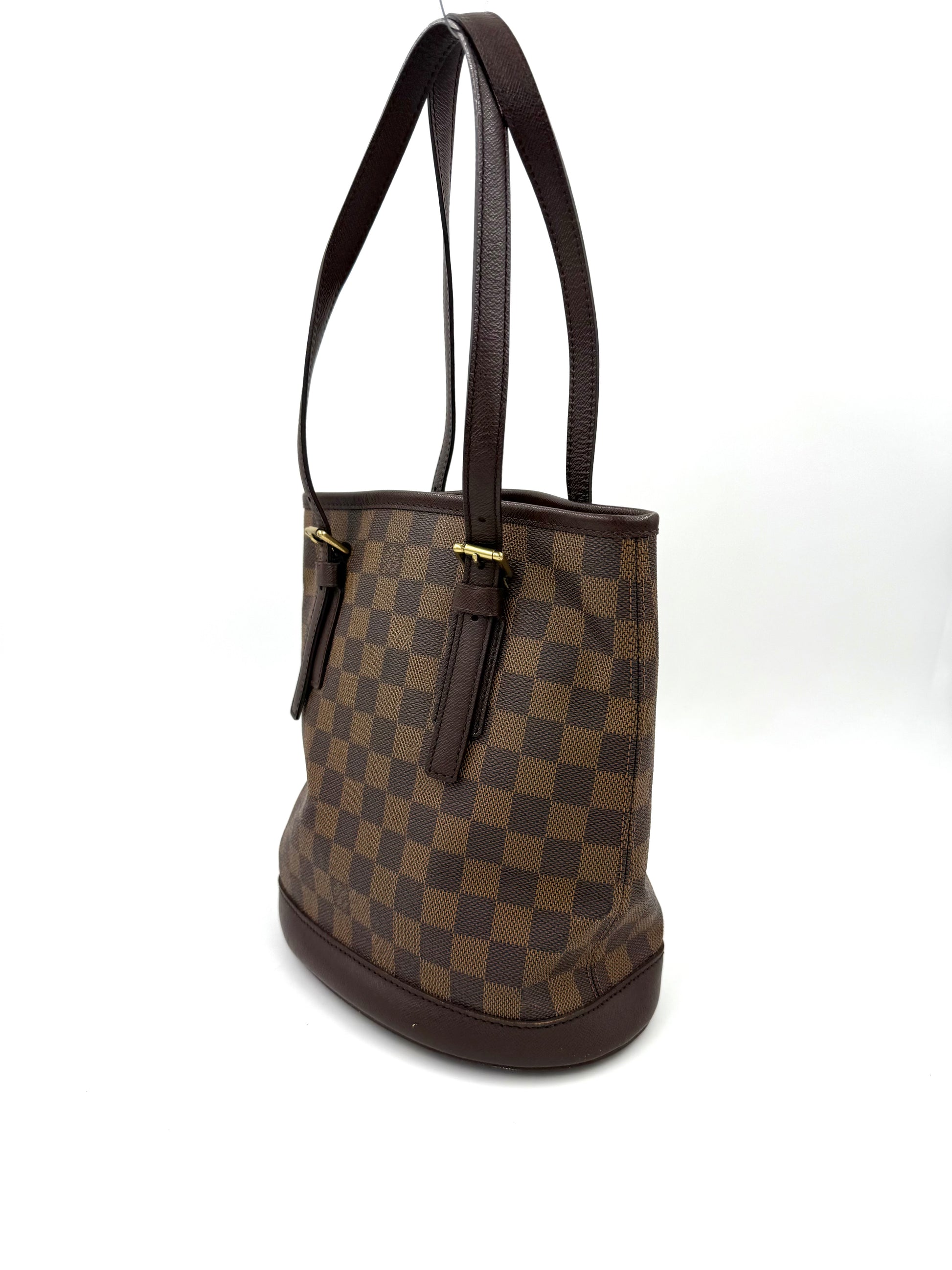 LOUIS VUITTON Bucket Bag PM Damier Ebene mit charakteristischem Karo-Design und verstellbaren Lederriemen in Seitenansicht