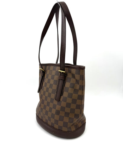 LOUIS VUITTON Bucket Bag PM Damier Ebene mit charakteristischem Karo-Design und verstellbaren Lederriemen in Seitenansicht