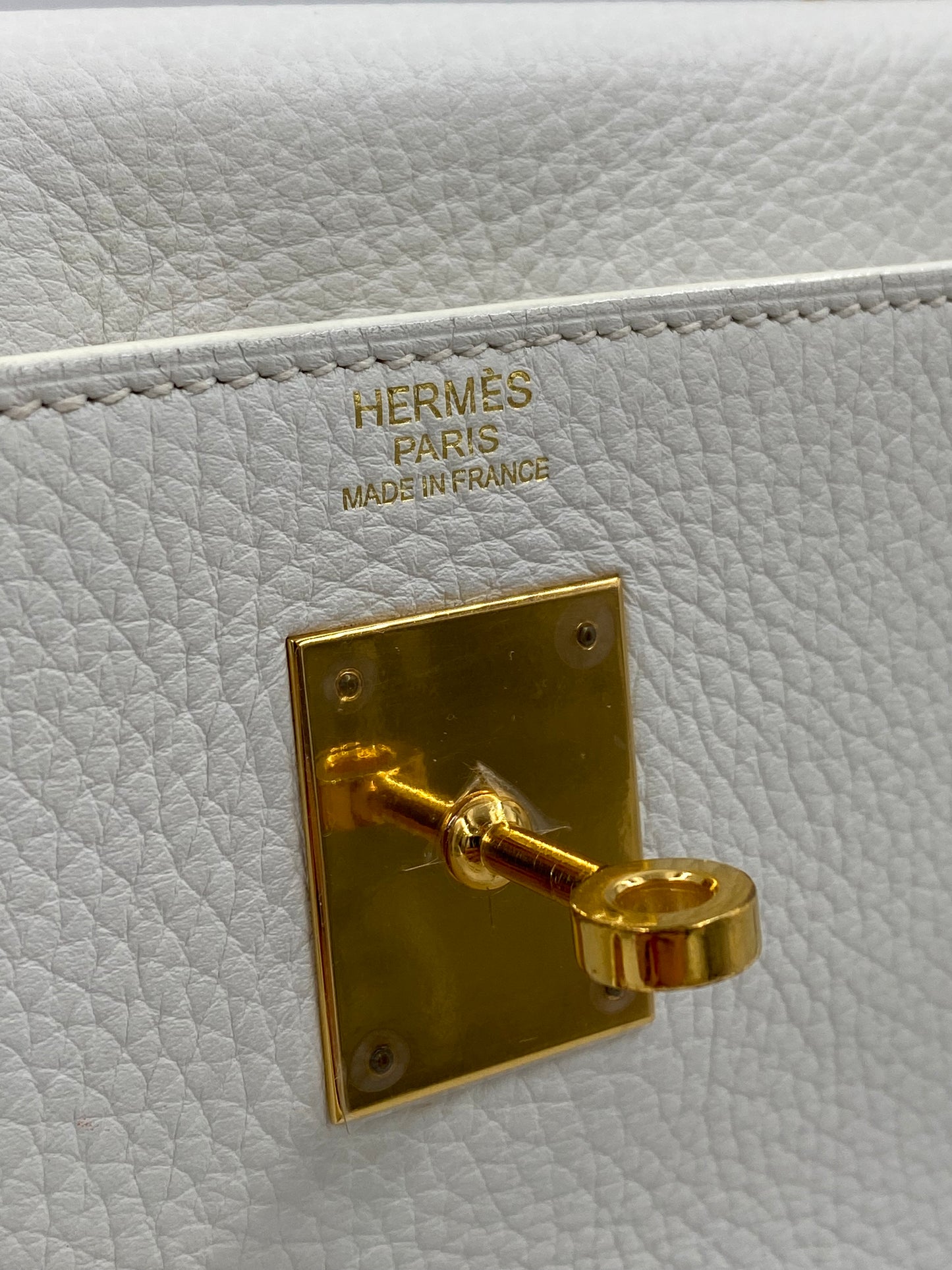 HERMÈS Kelly 32 Retourne Clemence-Leder Blanc mit gold Hardware